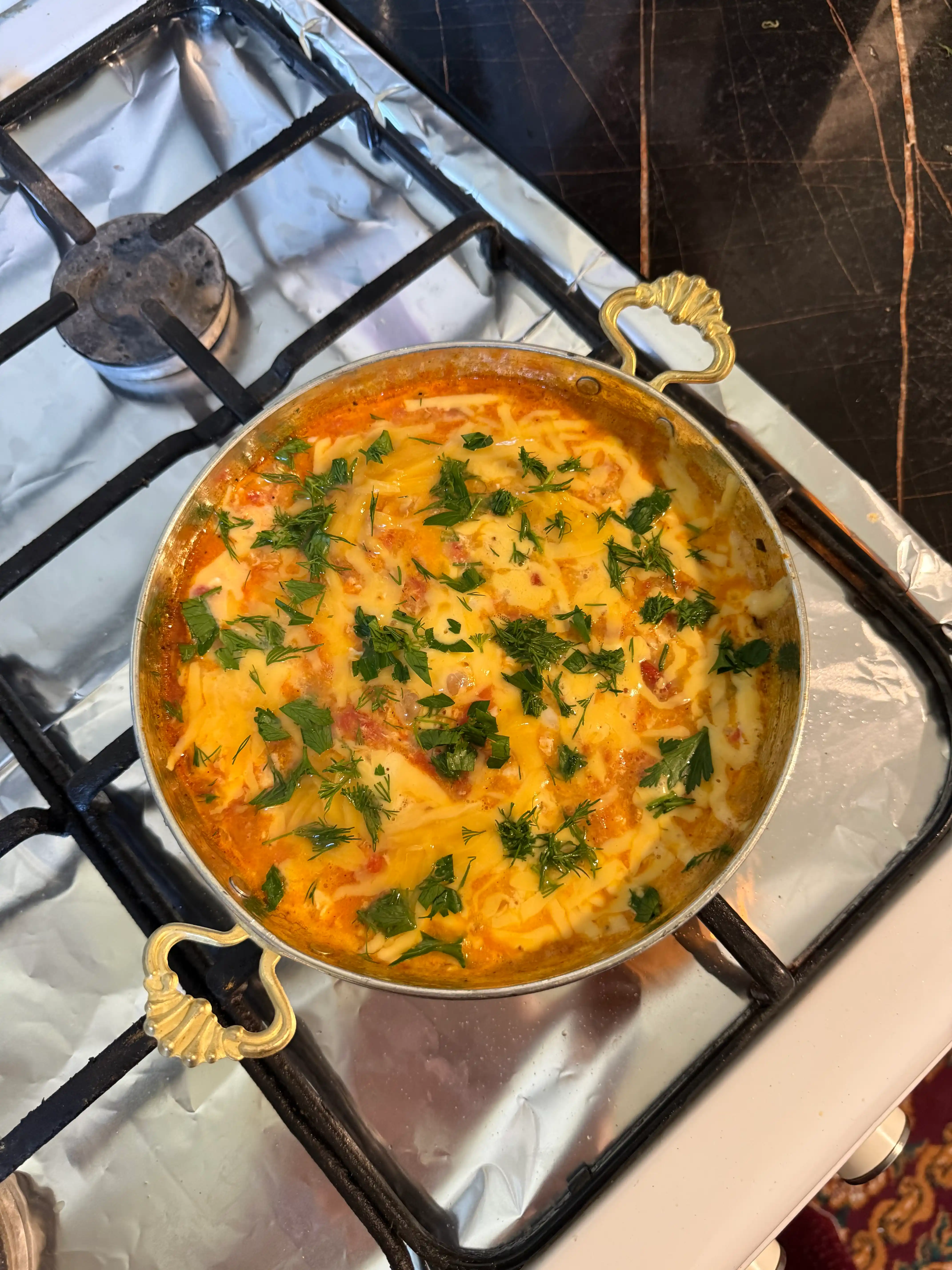 Menemen uchun mis tova, 20 sm, latun tutqichli, qo‘l mehnati