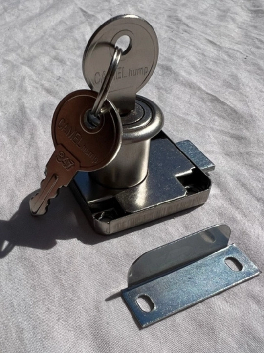 CAMEL mebel qulfi – shkaf, tortma va tumba uchun, 2 ta kalitli metall qulf