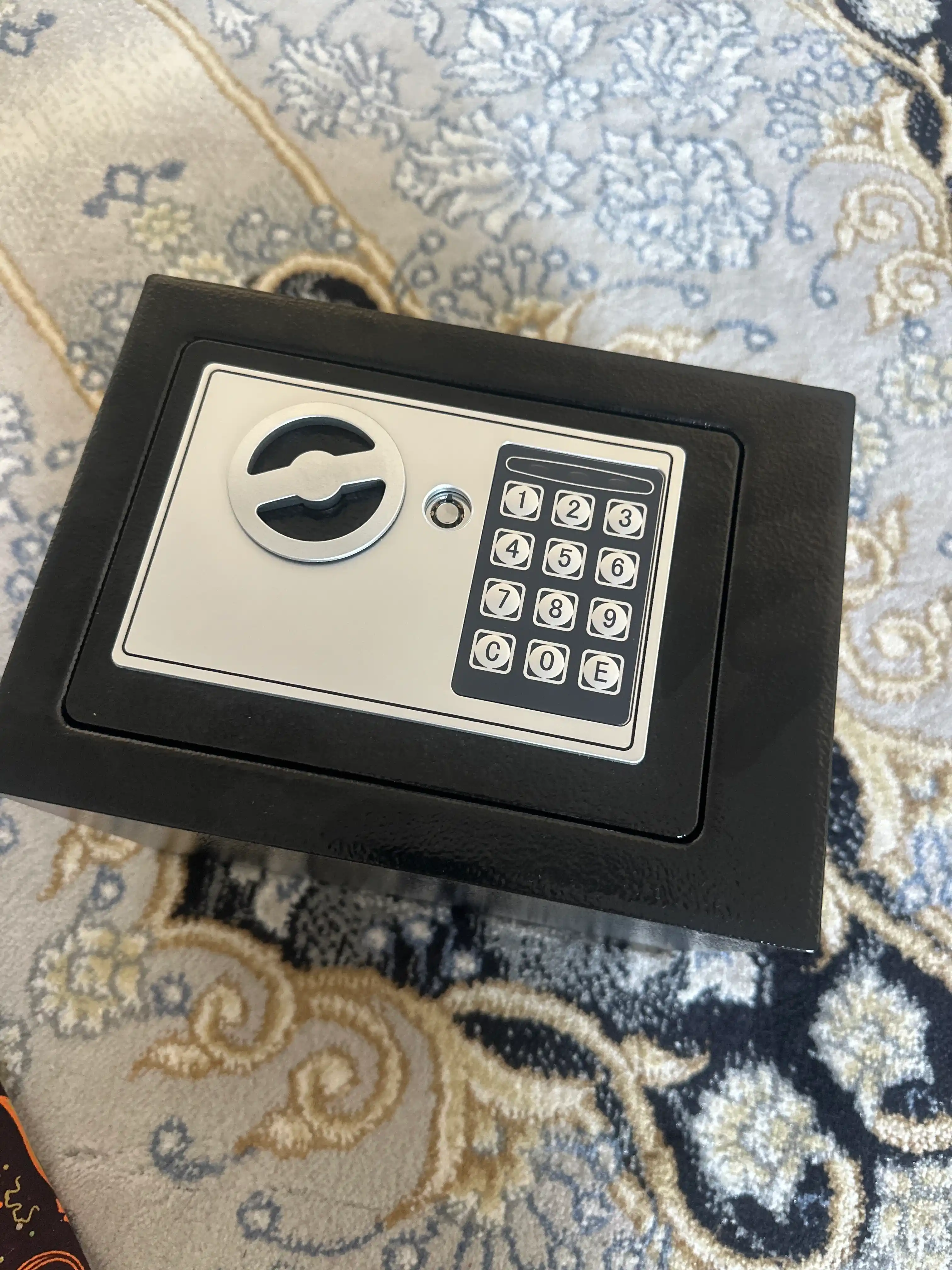 Mini seyf uy va ofis uchun, elektron zamok va kaliti bilan 23x17x17