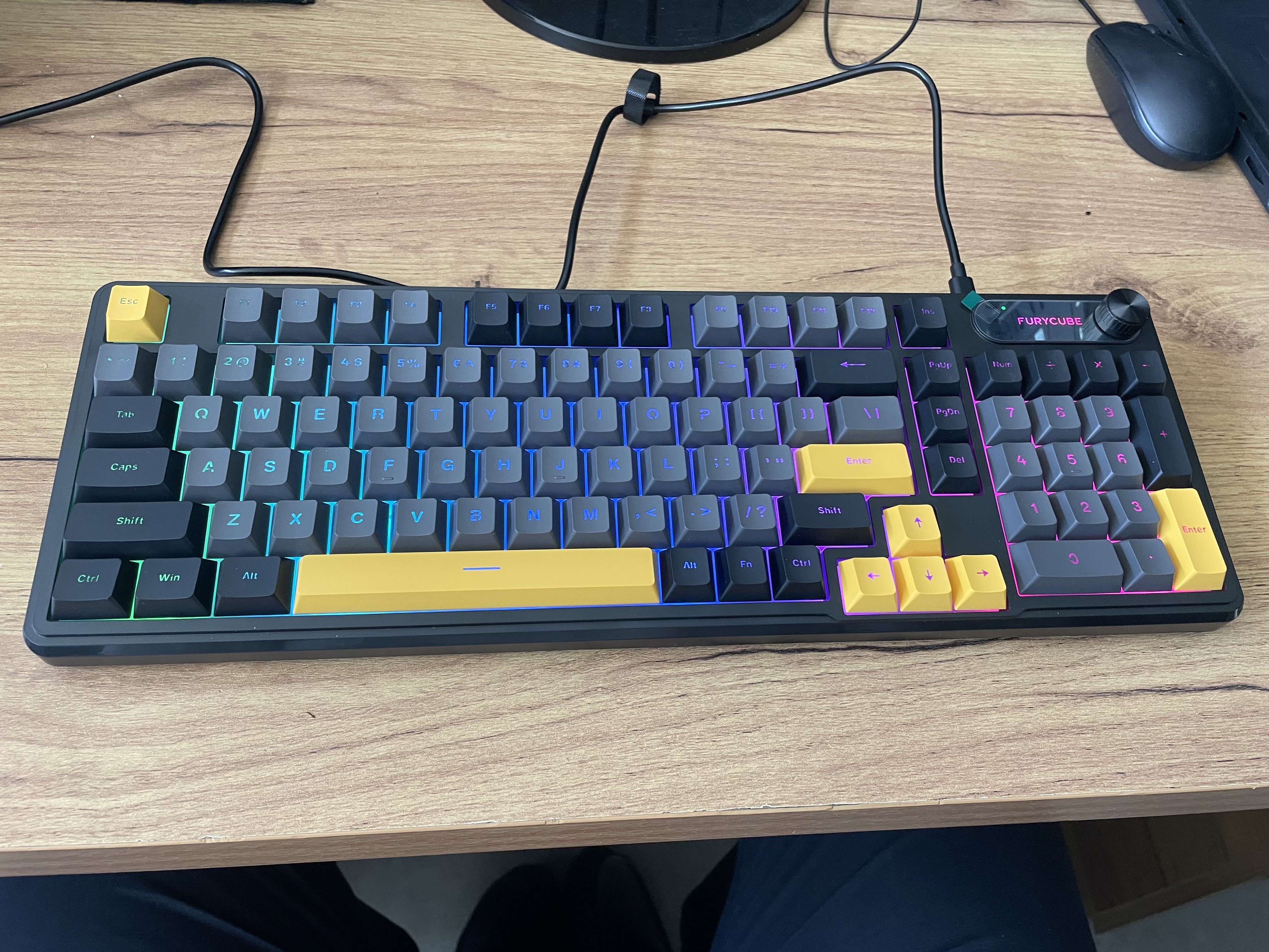 FURYCUBE IP98 to‘plami: RGB membranali klaviatura, 98 ta tugma