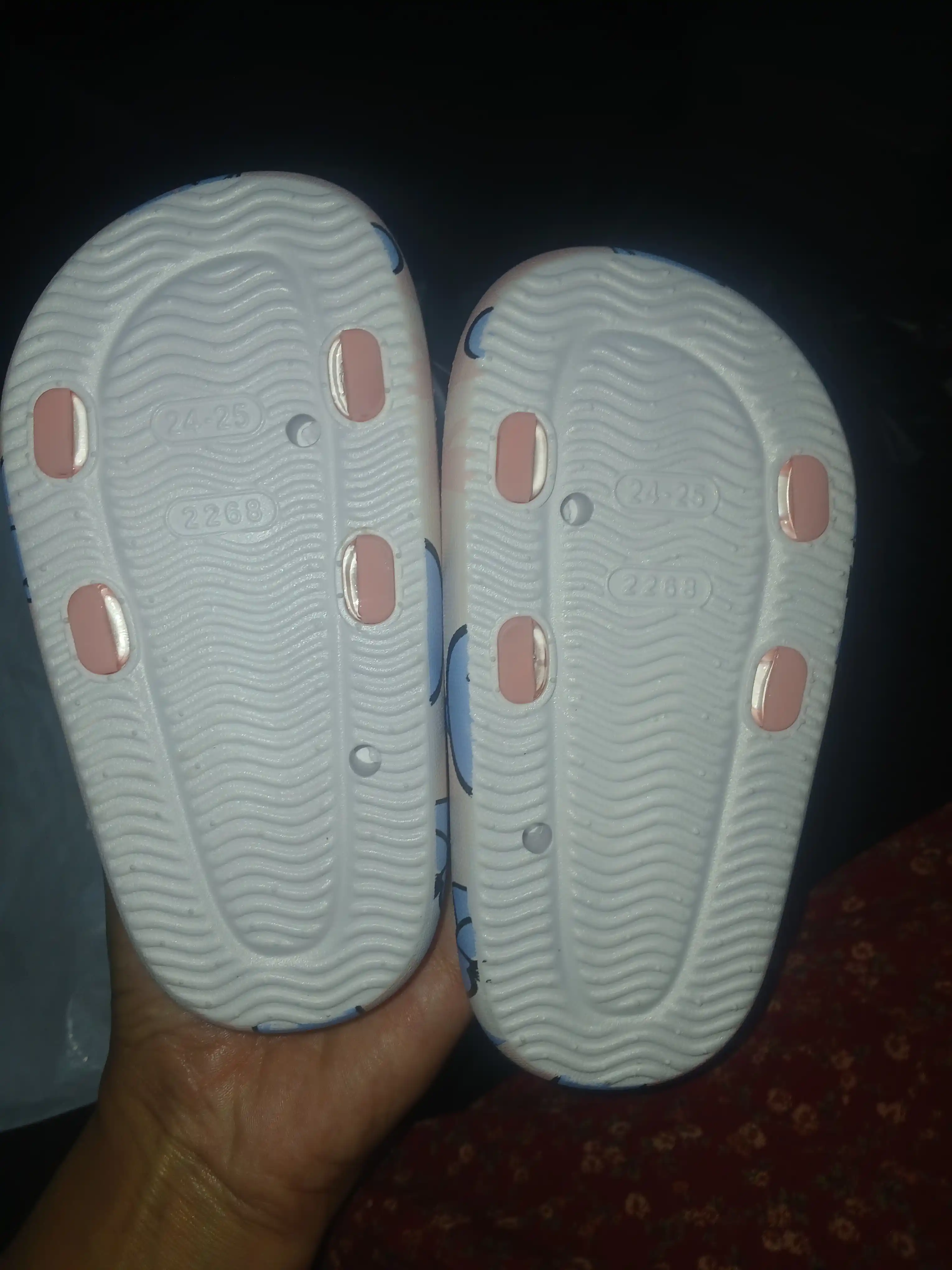 Crocs bolalar poyabzali, yoz, bog‘ va kundalik kiyimlar uchun yengil rezina shippaklar