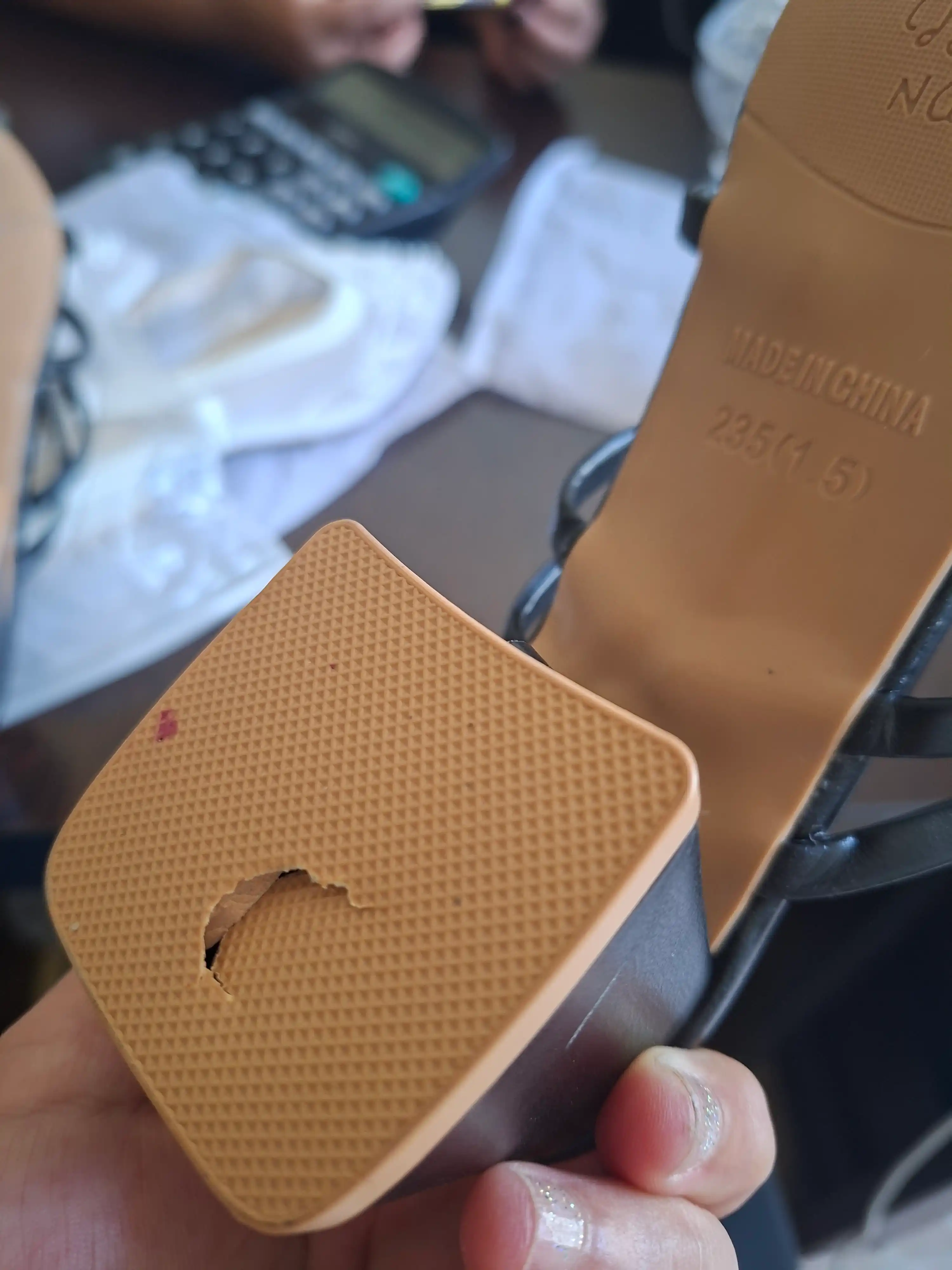 Ayollar uchun bosonojka yozgi, o‘rta poshna, kvadrat burun, minimalistik yozgi sandal