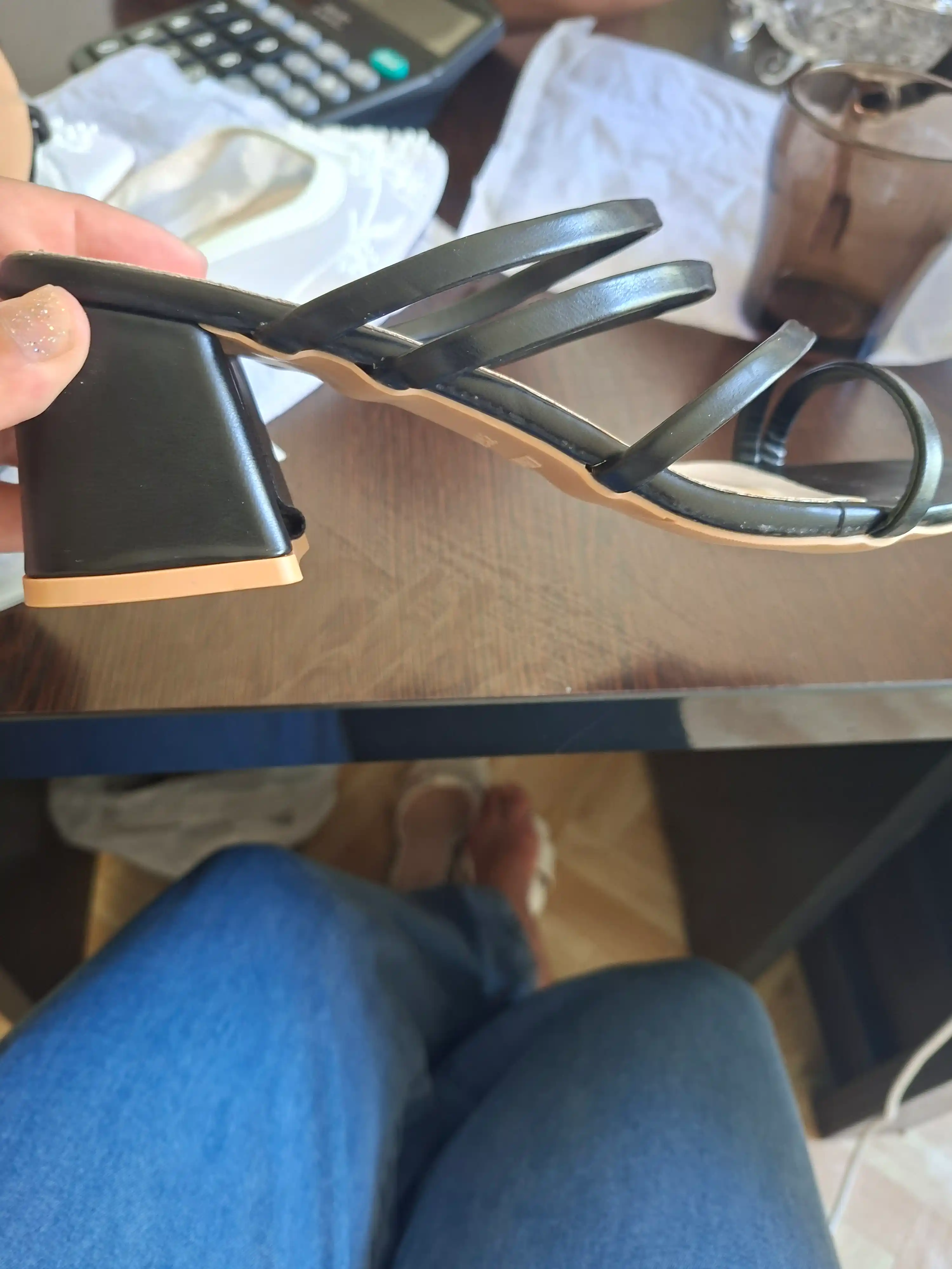 Ayollar uchun bosonojka yozgi, o‘rta poshna, kvadrat burun, minimalistik yozgi sandal