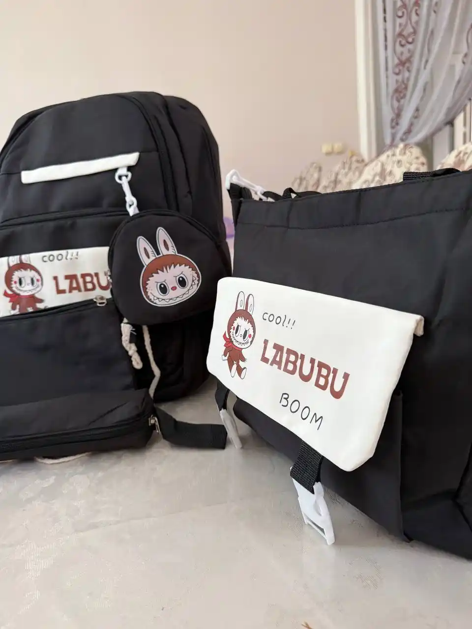 Maktab ryukzagi to‘plami, sumka, hamyon va qalamdon bilan