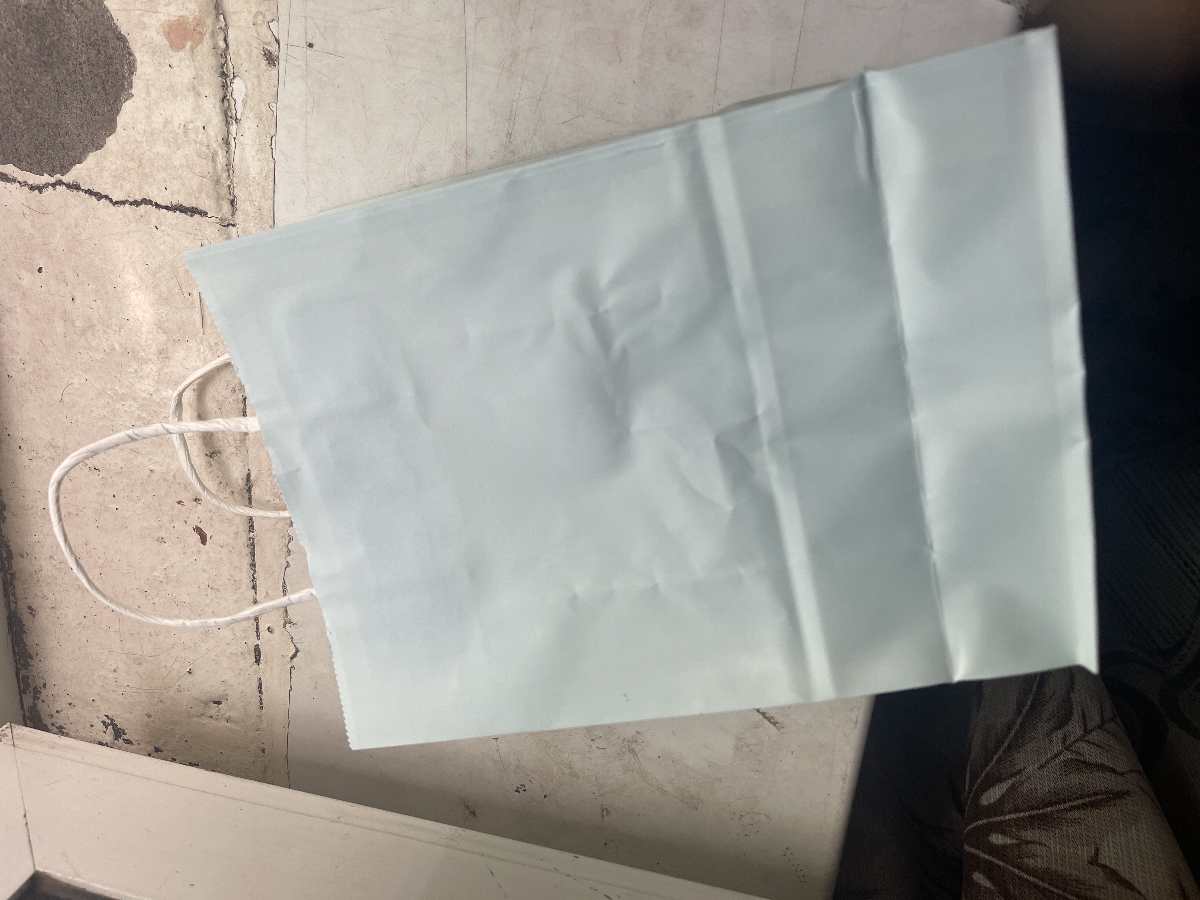 Sovg‘alar va sarpalar uchun qog‘ozli sovg‘a paketlari  1,6 va 12 dona
