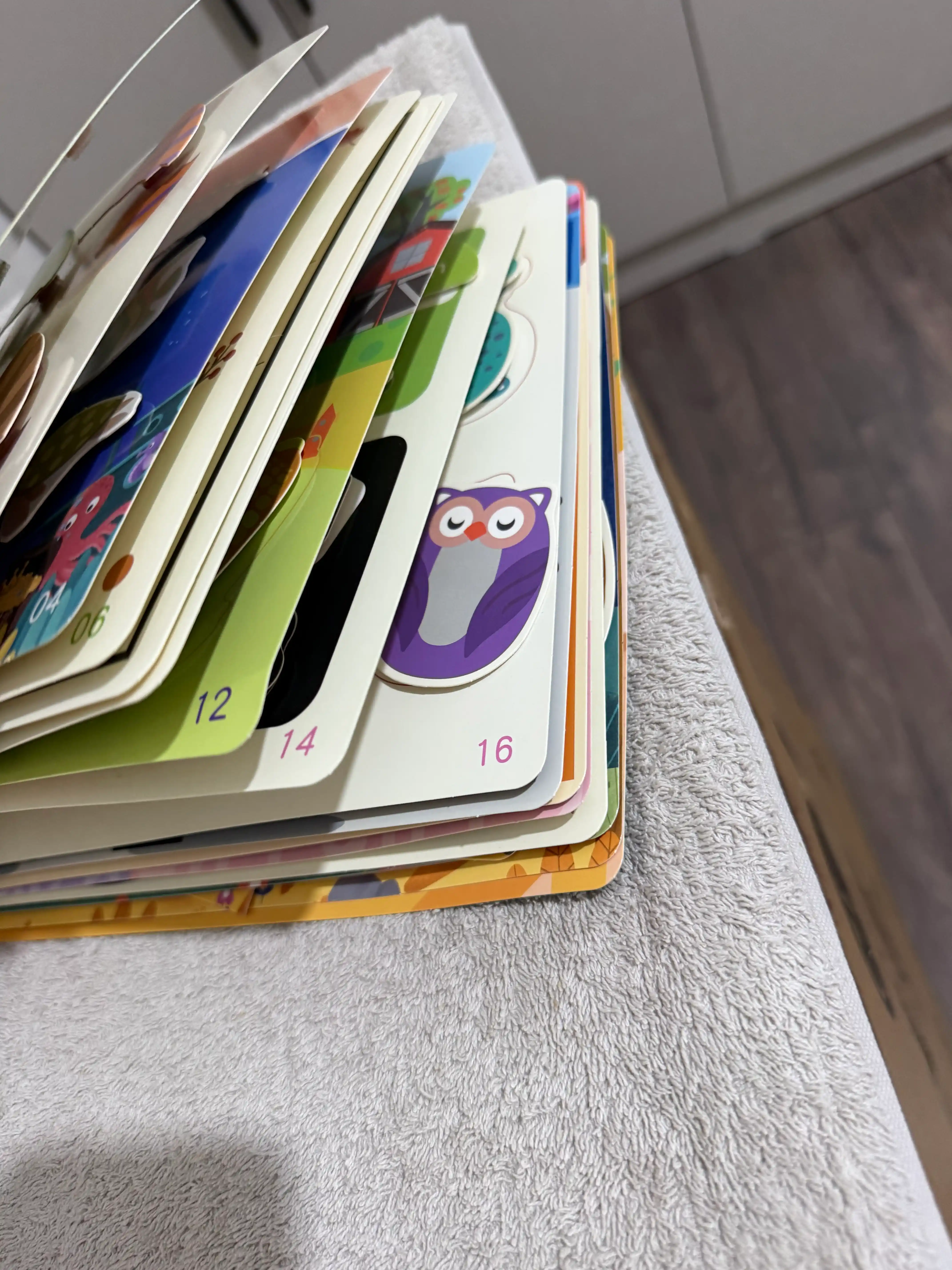 Развивающая книга Busybook, Монтессори на липучках