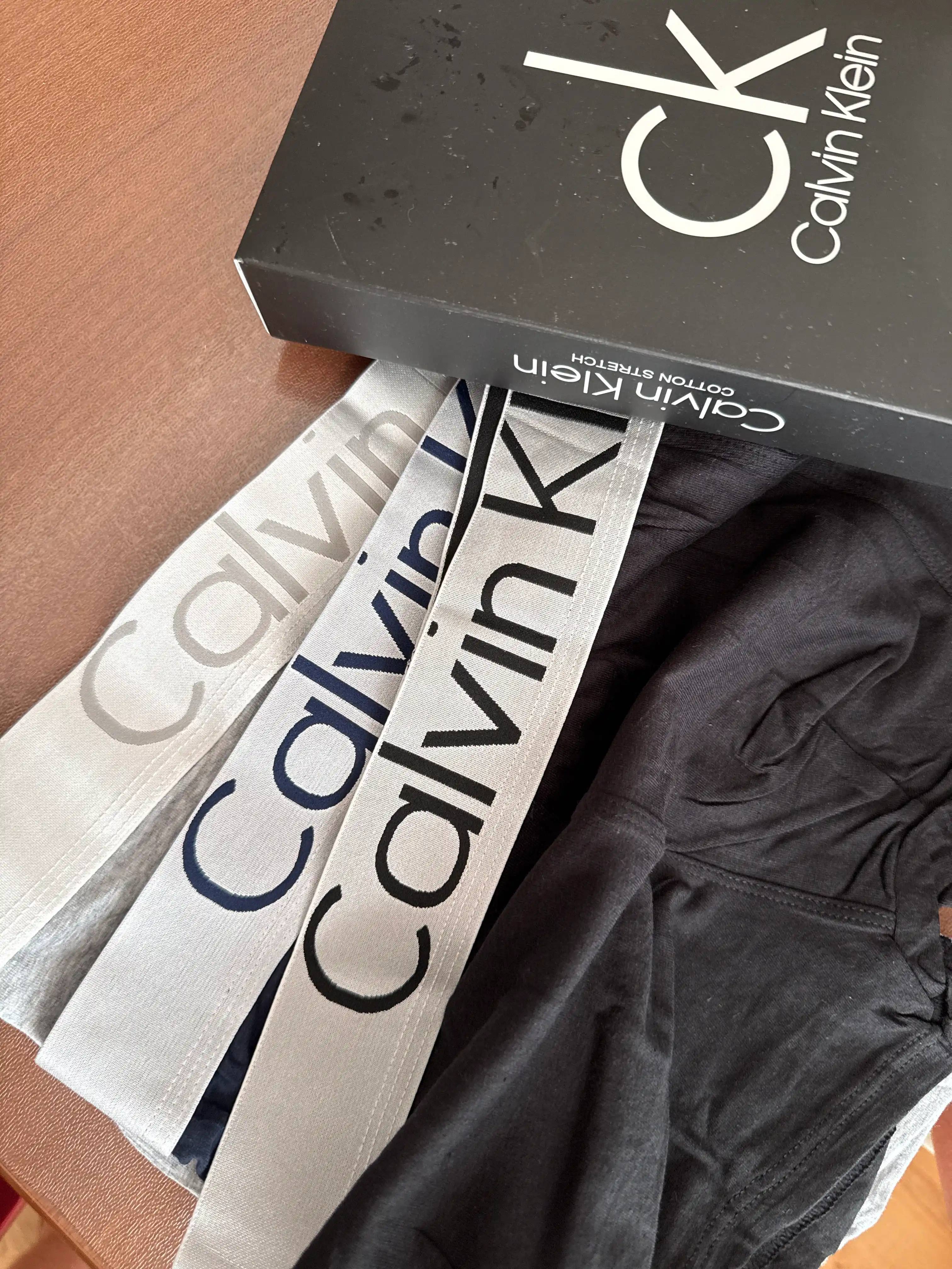 Calvin Klein erkaklar trusiklari, 3 donalik to‘plam bokserlar, sovg‘a qutisida, 93% paxta