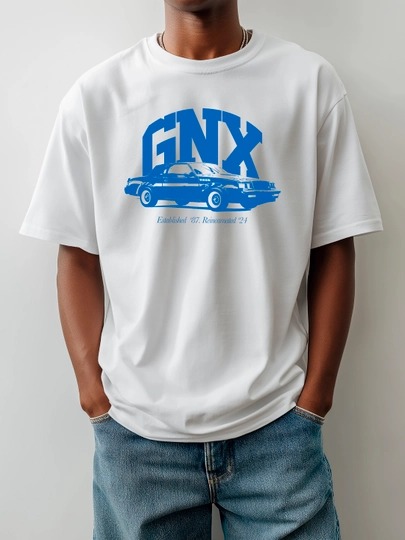GNX retro avtomobil tasviri tushirilgan keng bichimli futbolka