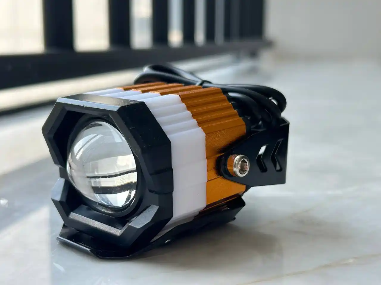 Avtomobillar mototsikllar va velosipedlar uchun yorqin LED faralar