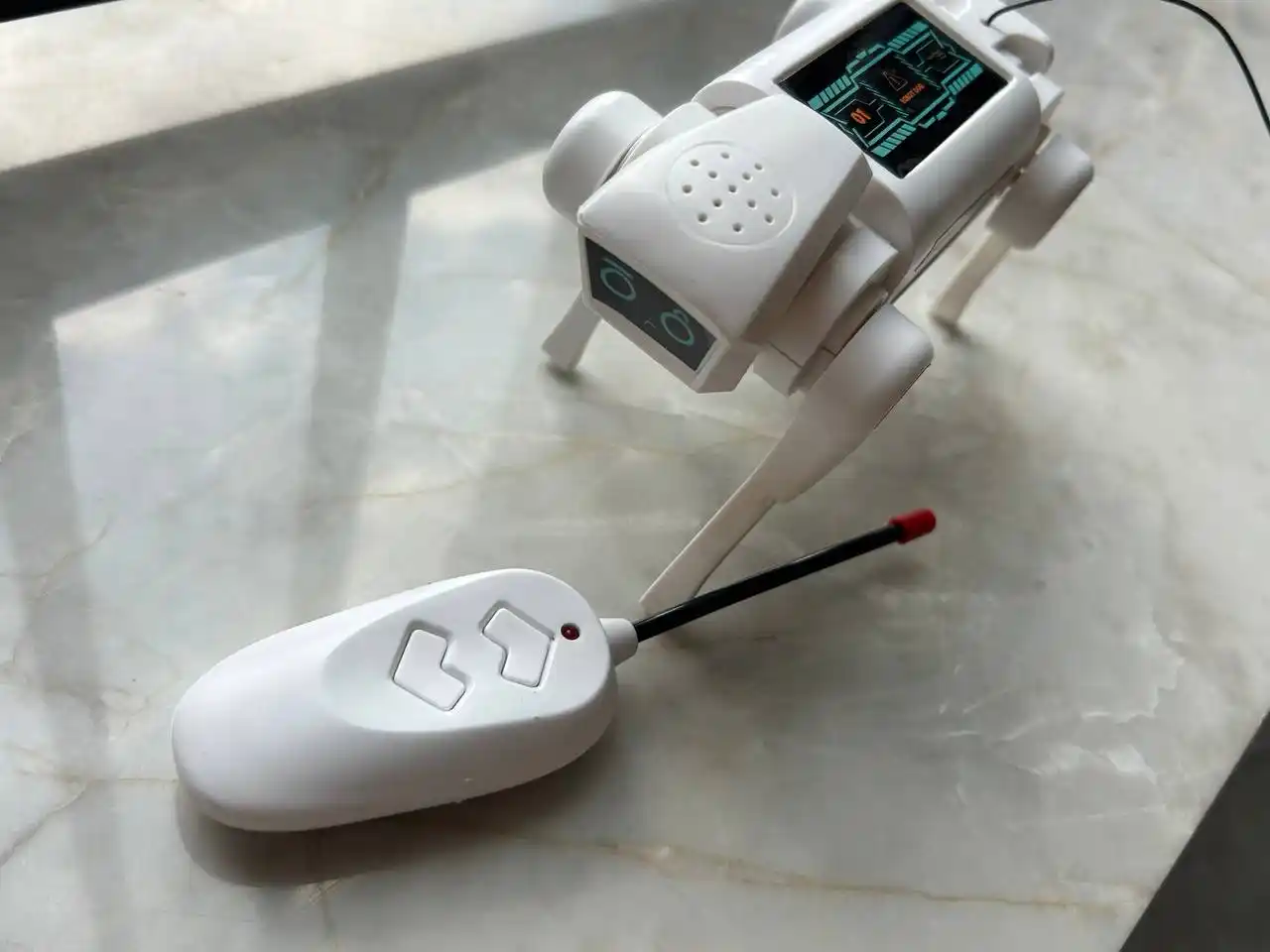 Ovoz bilan boshqariladigan elektr it-robot – bolalar uchun aqlli uy hayvoni