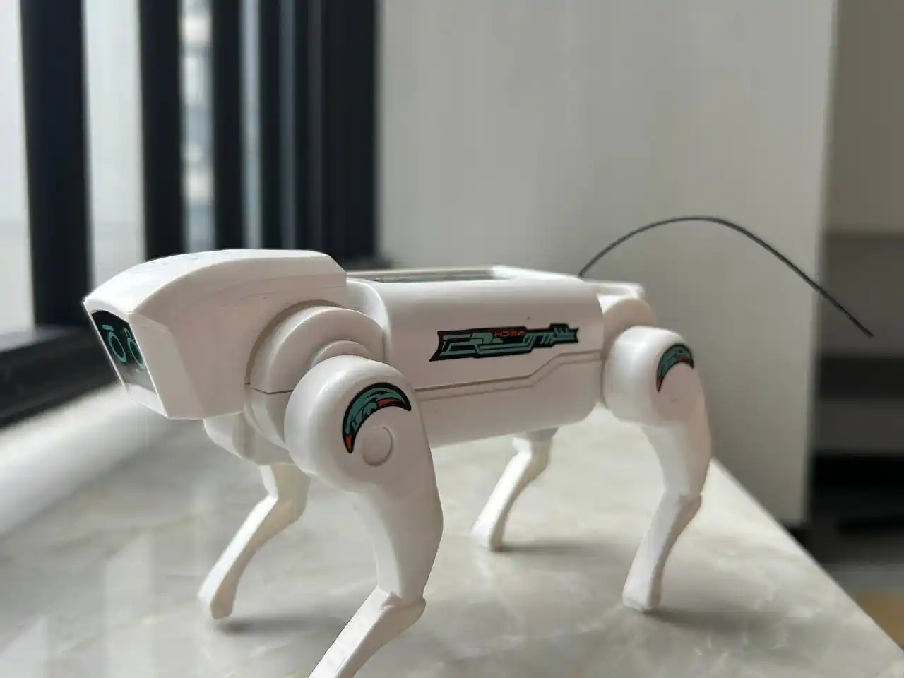 Ovoz bilan boshqariladigan elektr it-robot – bolalar uchun aqlli uy hayvoni