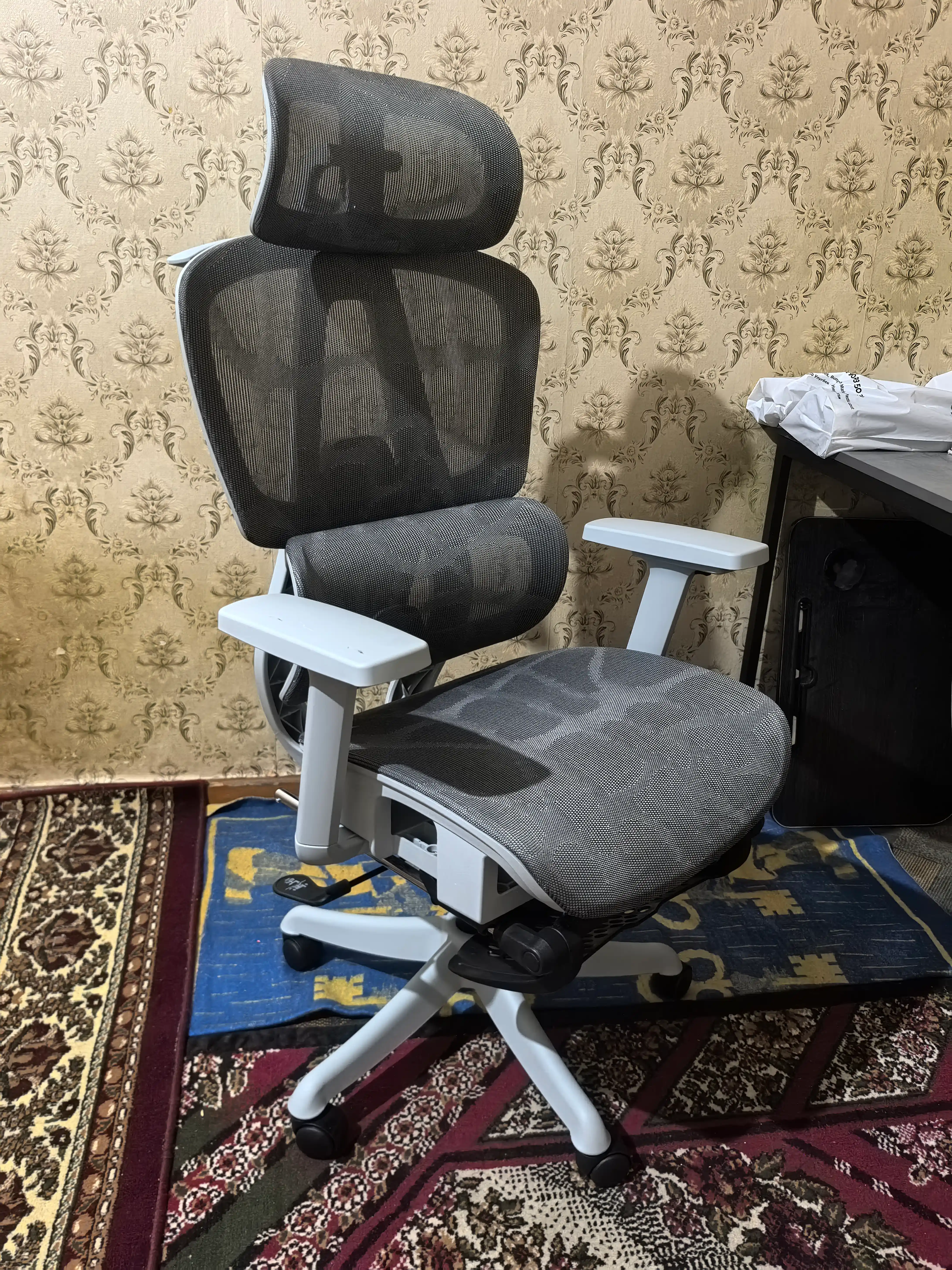 Офисное кресло с поддержкой шеи, плеч и поясницы