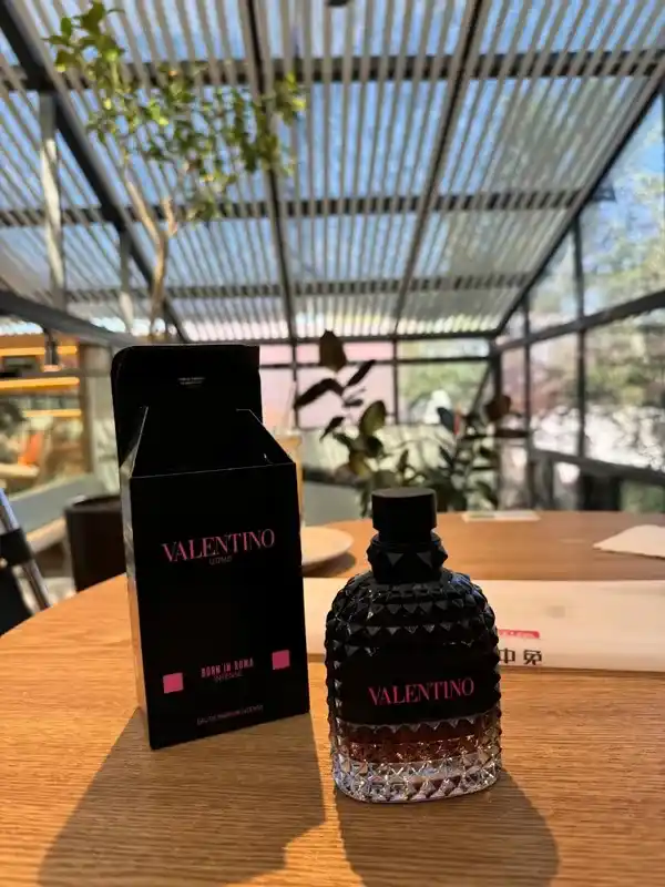 Valentino Uomo Born In Roma Intense  Parfum 100 мл мужские и женские  духи, EDP