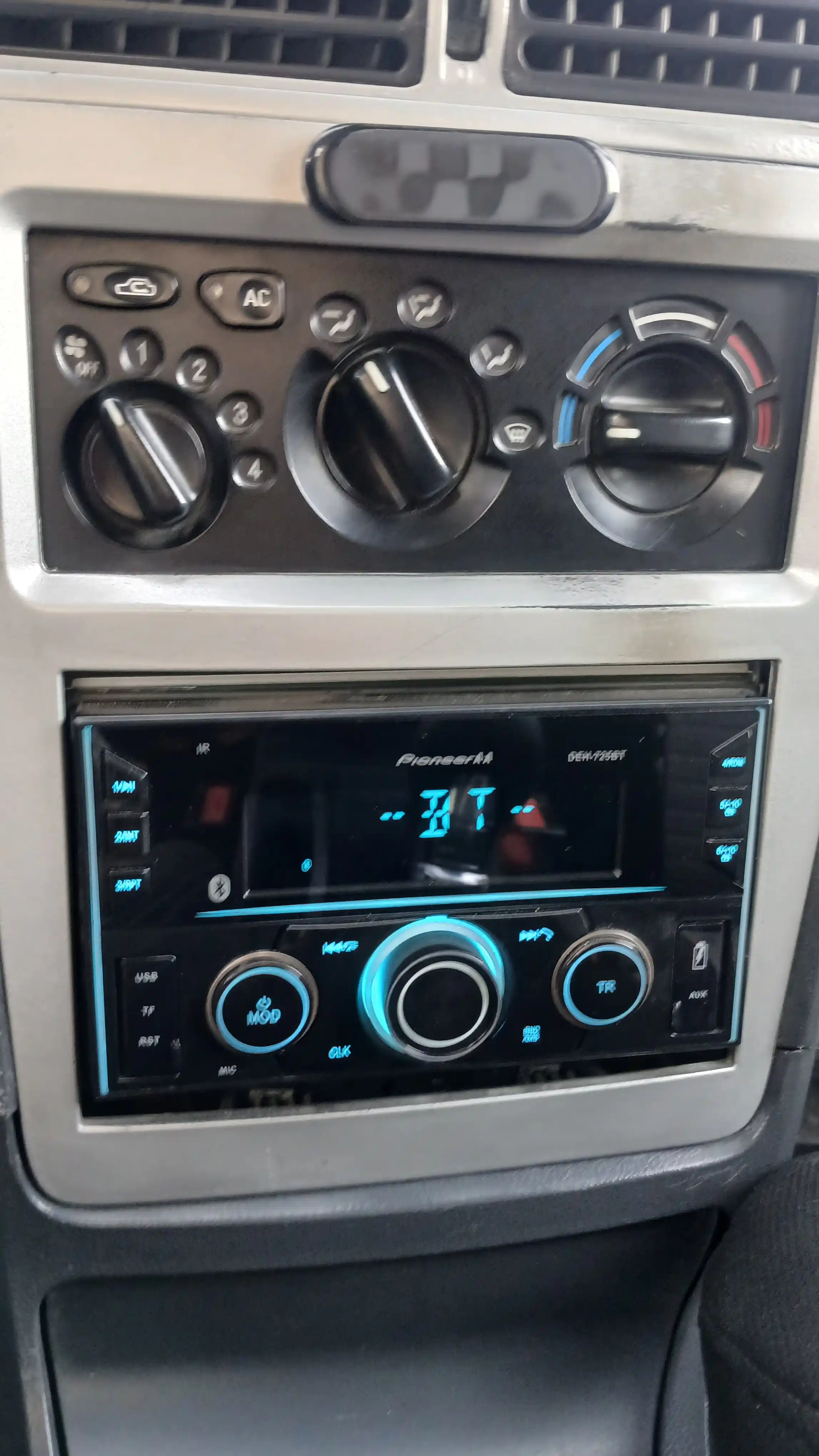 Pioneer A'A DEH-725BT автомобильной мультимедийными  USB AUX