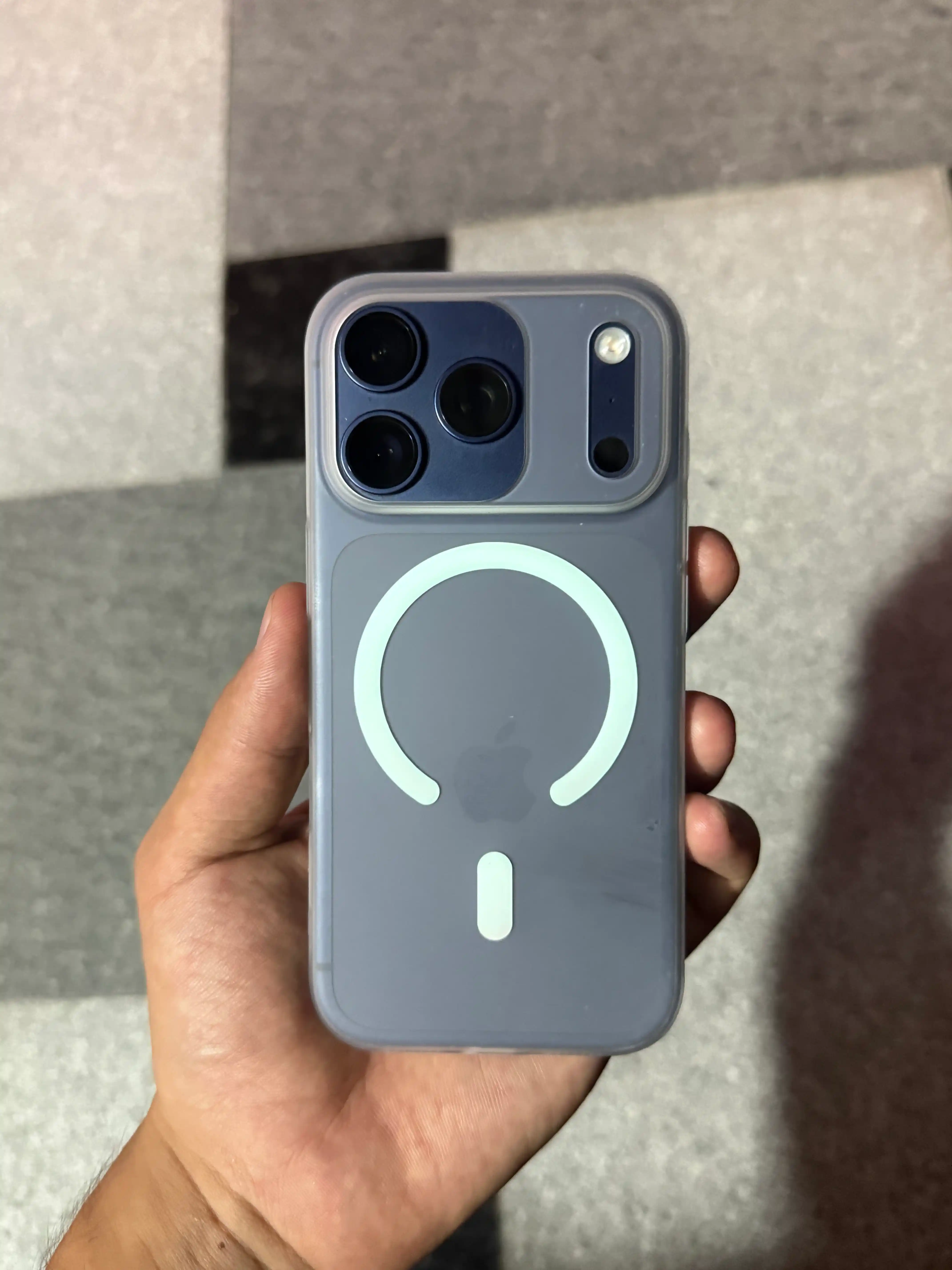 IPhone 15 Pro, Max, 16 Pro, Max, 17 Pro uchun g‘ilof, fosforli, qorong‘ida porlaydi