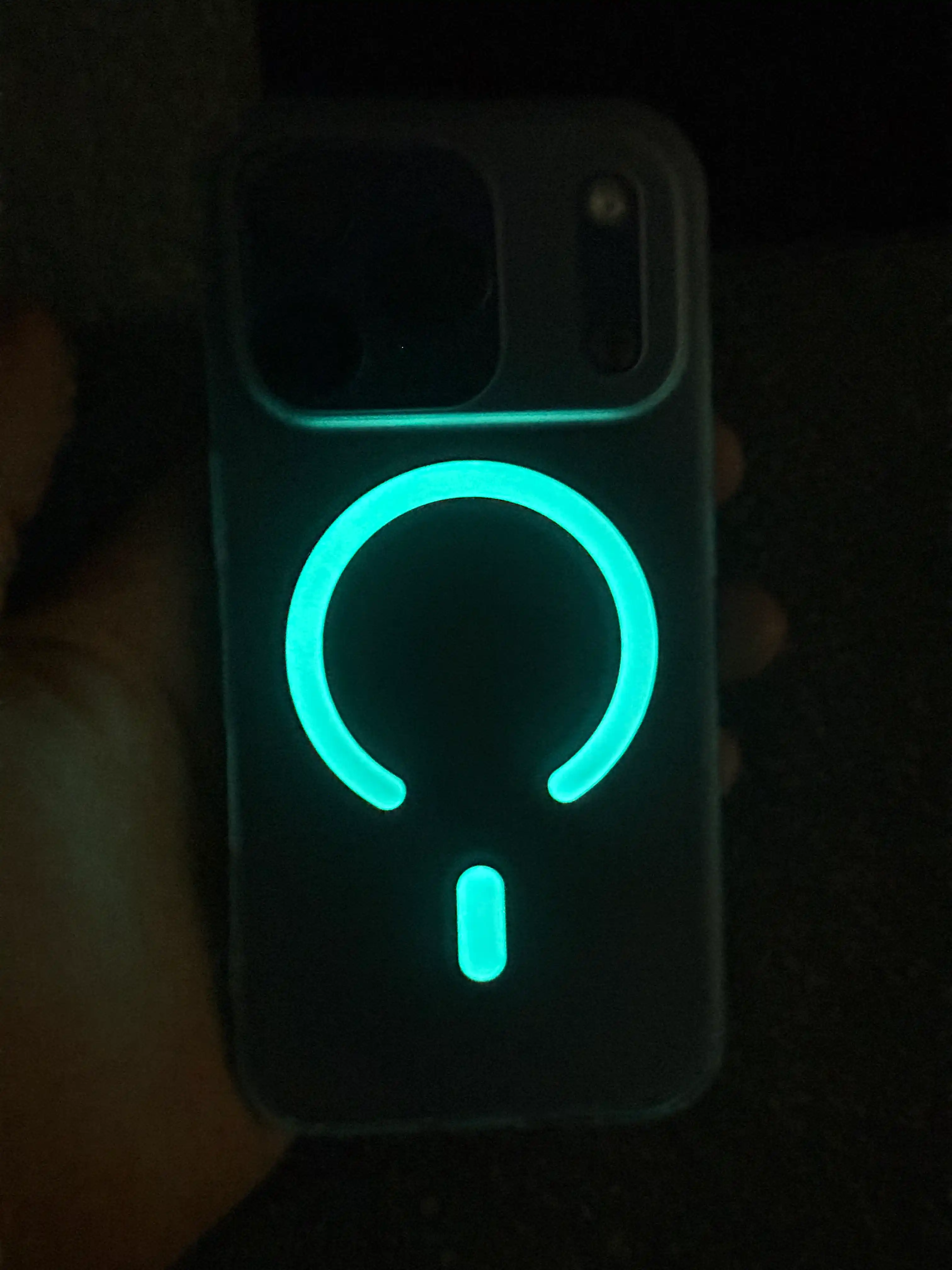 IPhone 15 Pro, Max, 16 Pro, Max, 17 Pro uchun g‘ilof, fosforli, qorong‘ida porlaydi