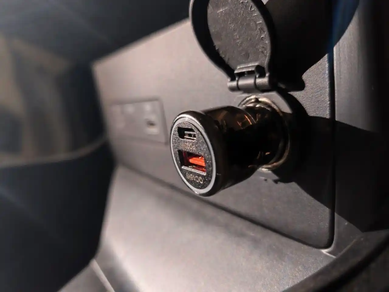 20 Vtgacha tez quvvatlovchi avtomobil zaryadlagichi, USB-A + Type-C