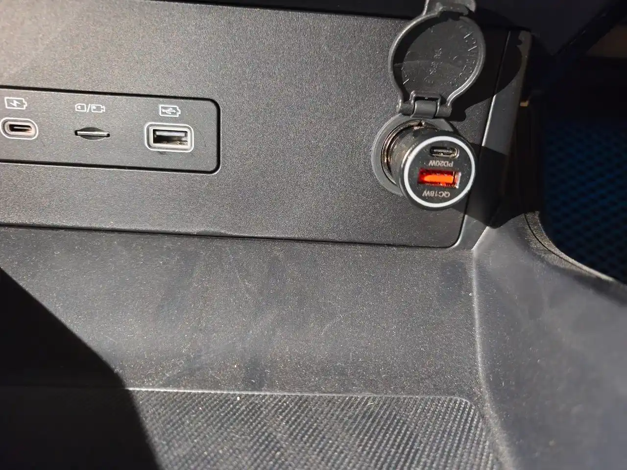 20 Vtgacha tez quvvatlovchi avtomobil zaryadlagichi, USB-A + Type-C