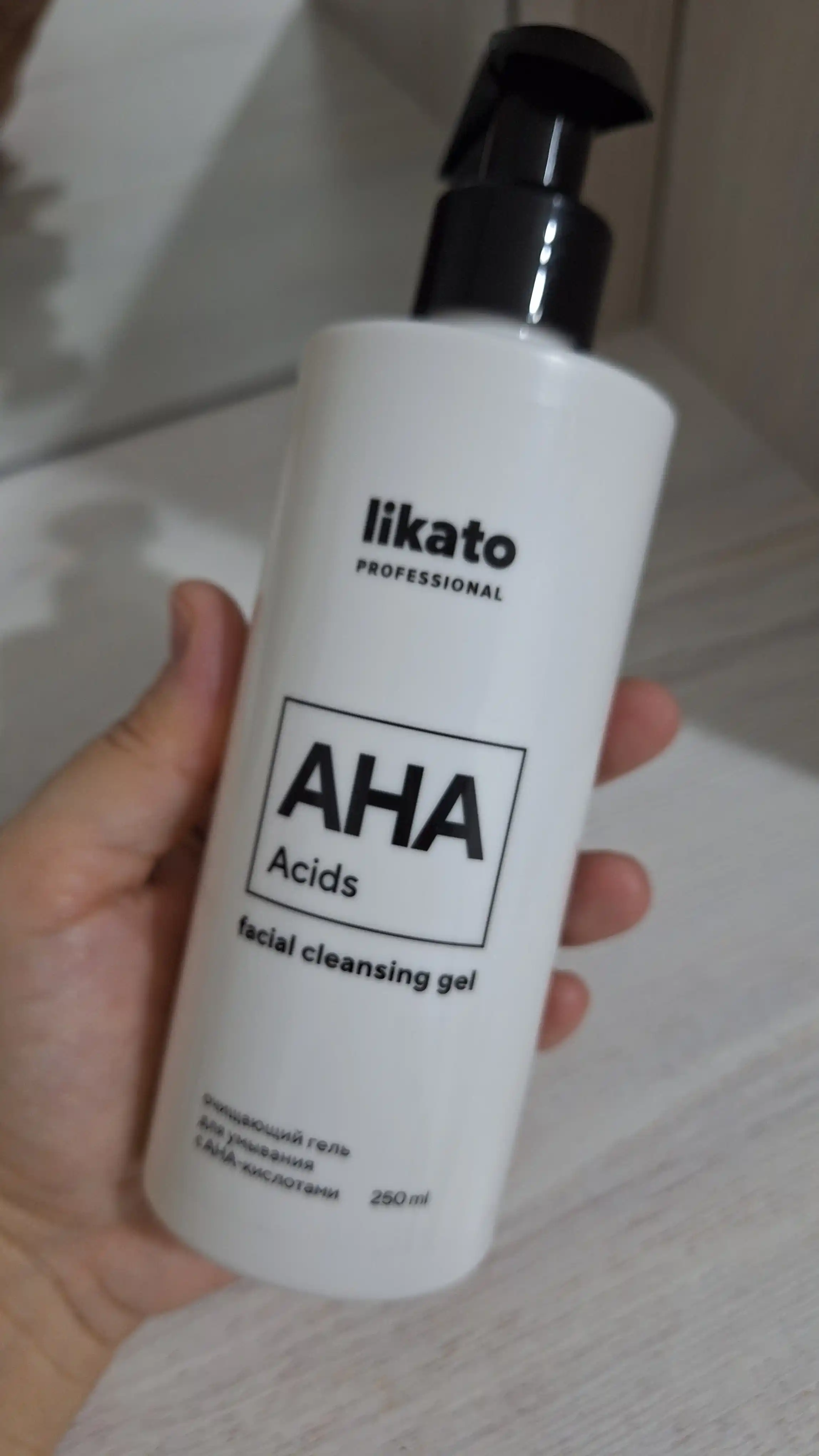 Очищающий гель для умывания с АНА-кислотами LIKATO professional, 250 мл, STD
