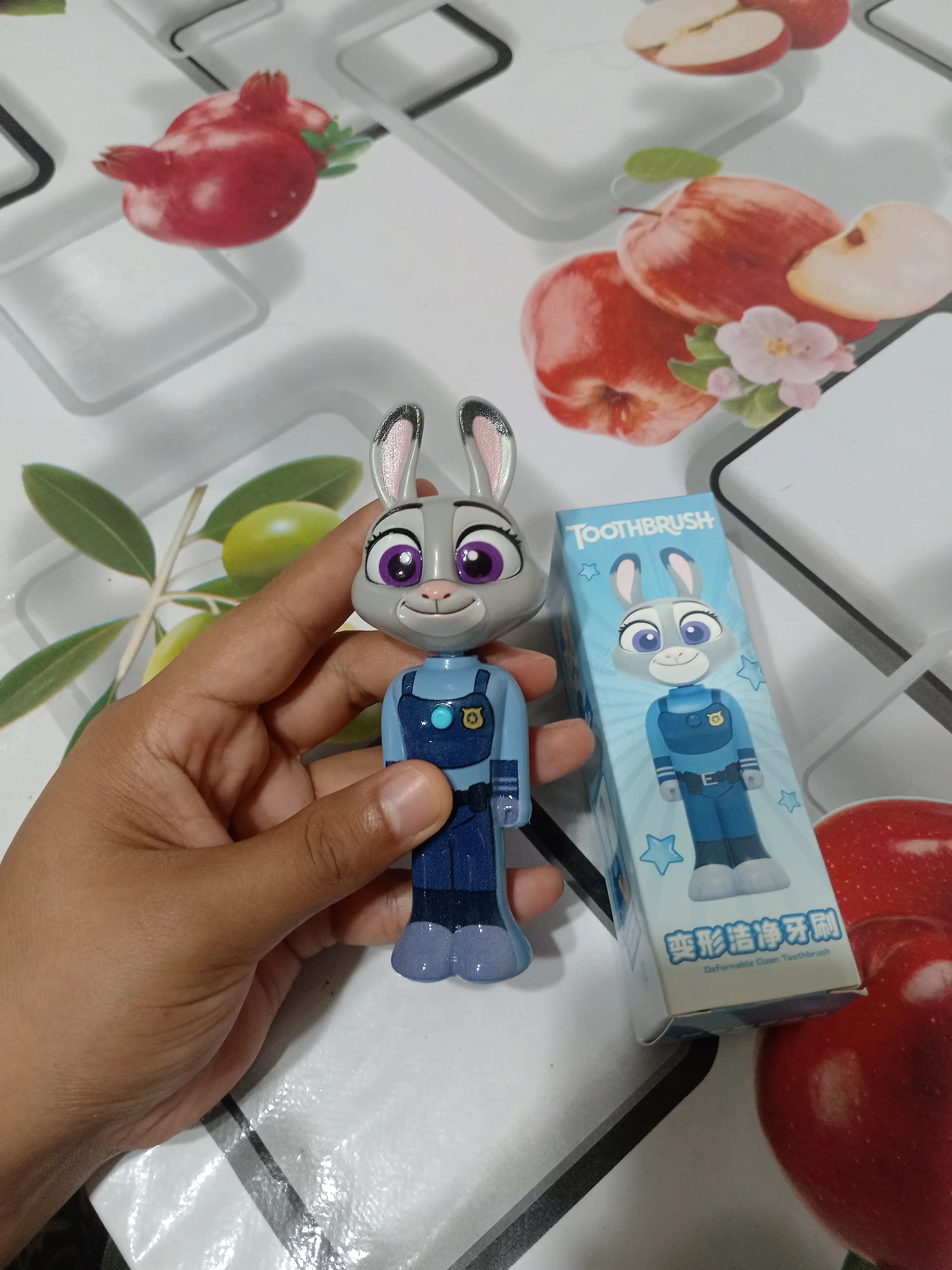 Веселая зубная щетка "ZOOTOPIA" для детей
