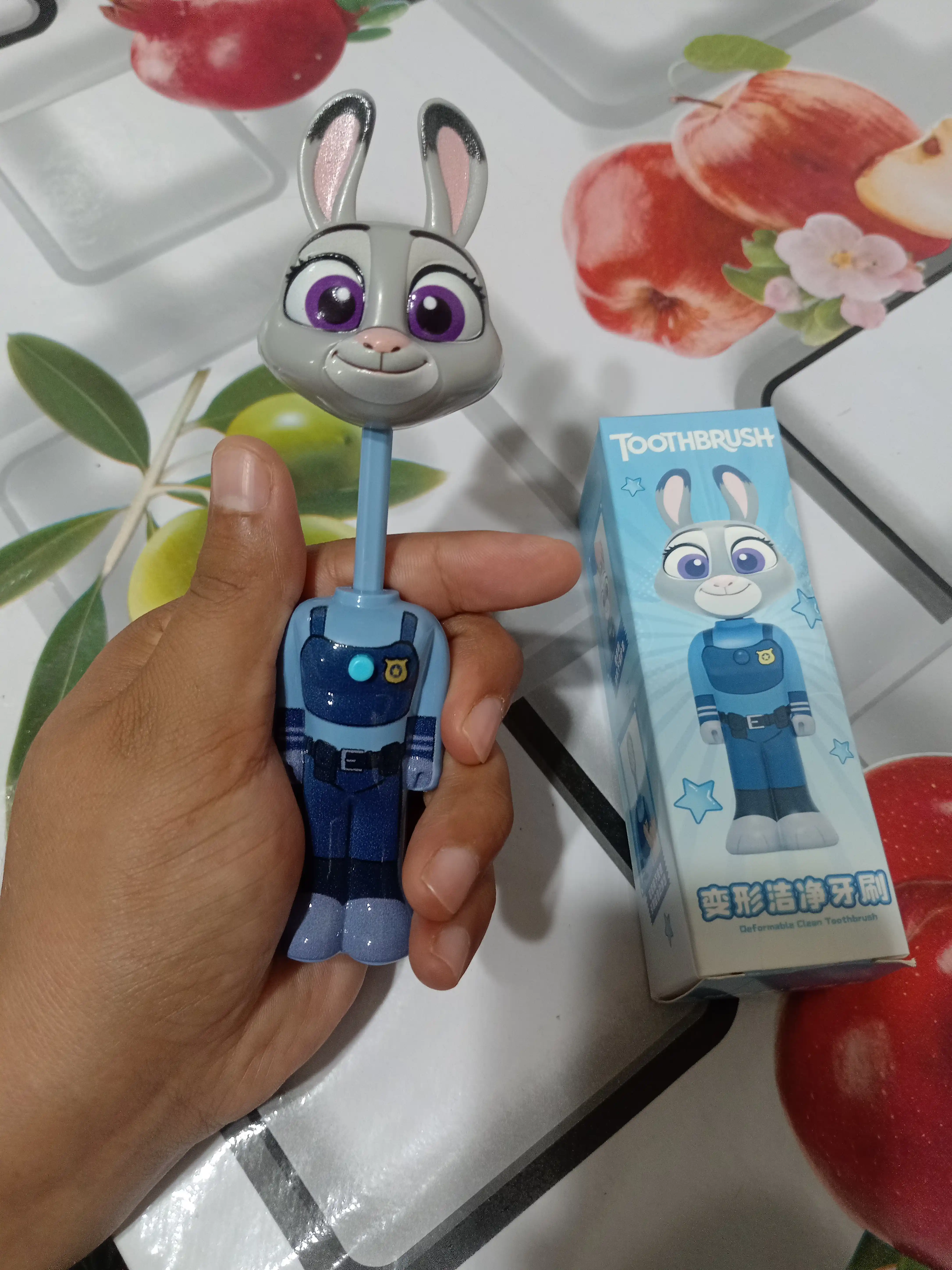 Веселая зубная щетка "ZOOTOPIA" для детей