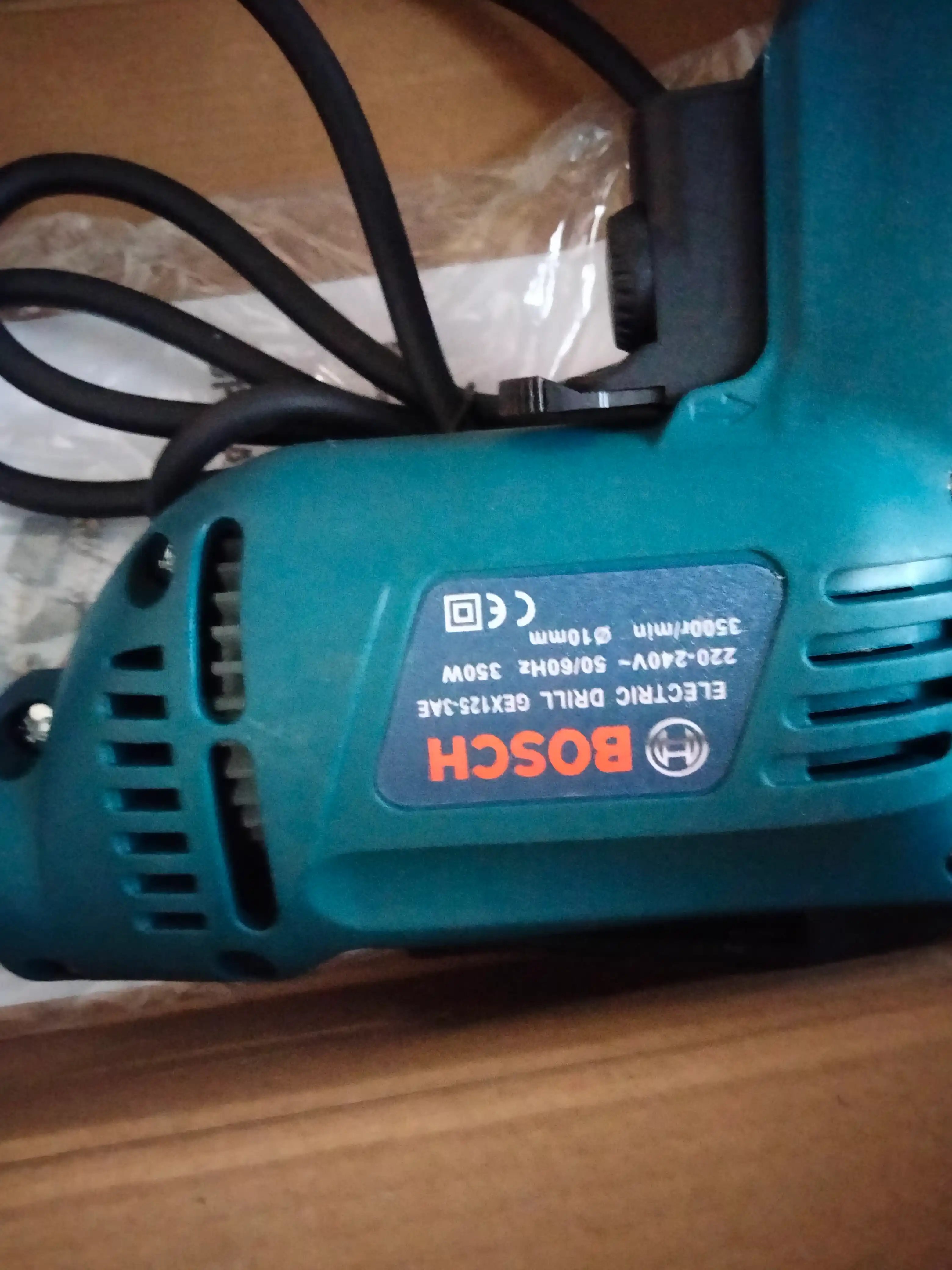 550 Vt quvvatli, 2 tezlikli, sozlanadigan elektr zarbali drel