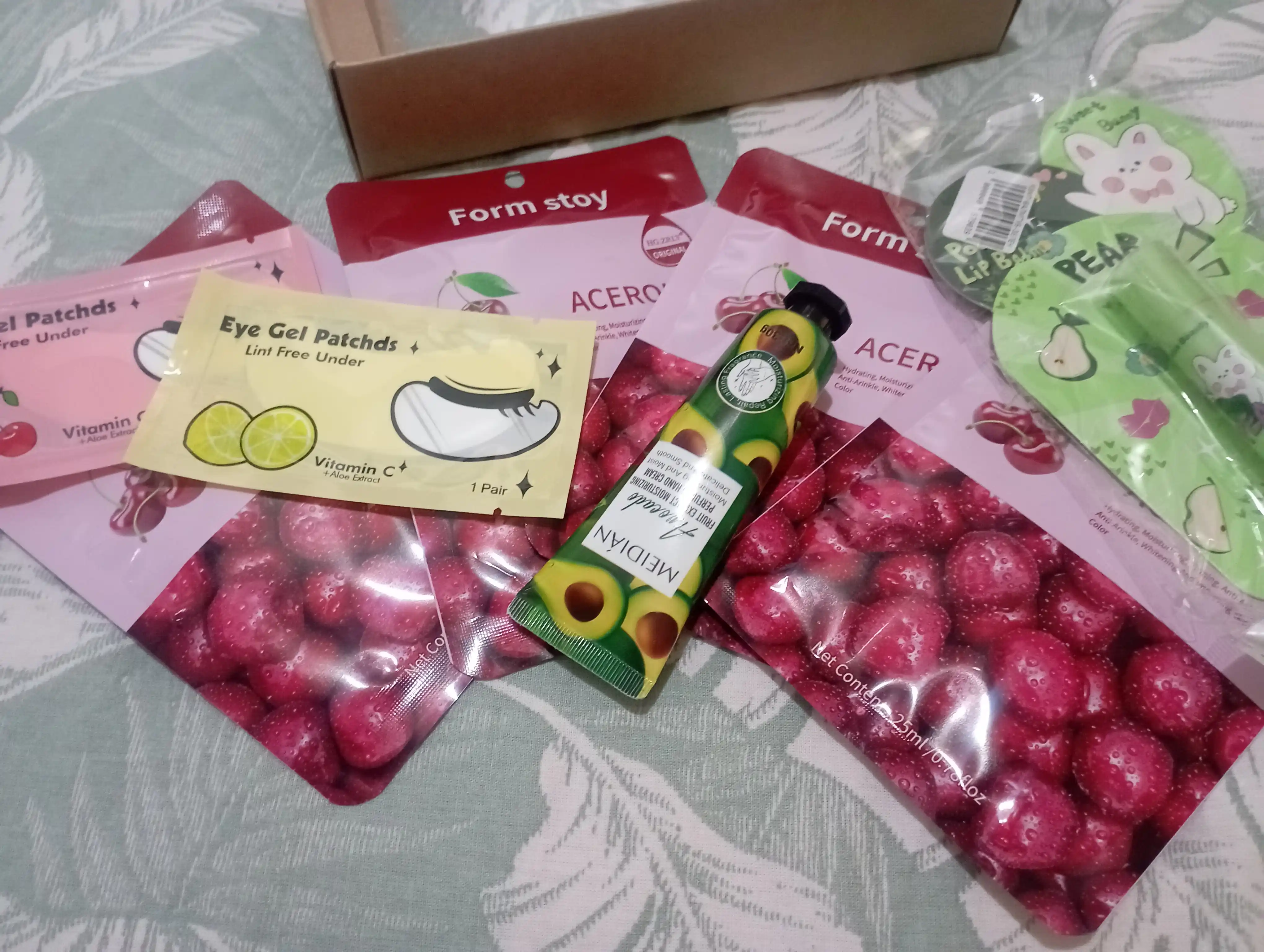Kosmetika sovg'a to'plami Beauty Box, yuz va tanani parvarish qilish 27 mahsulot