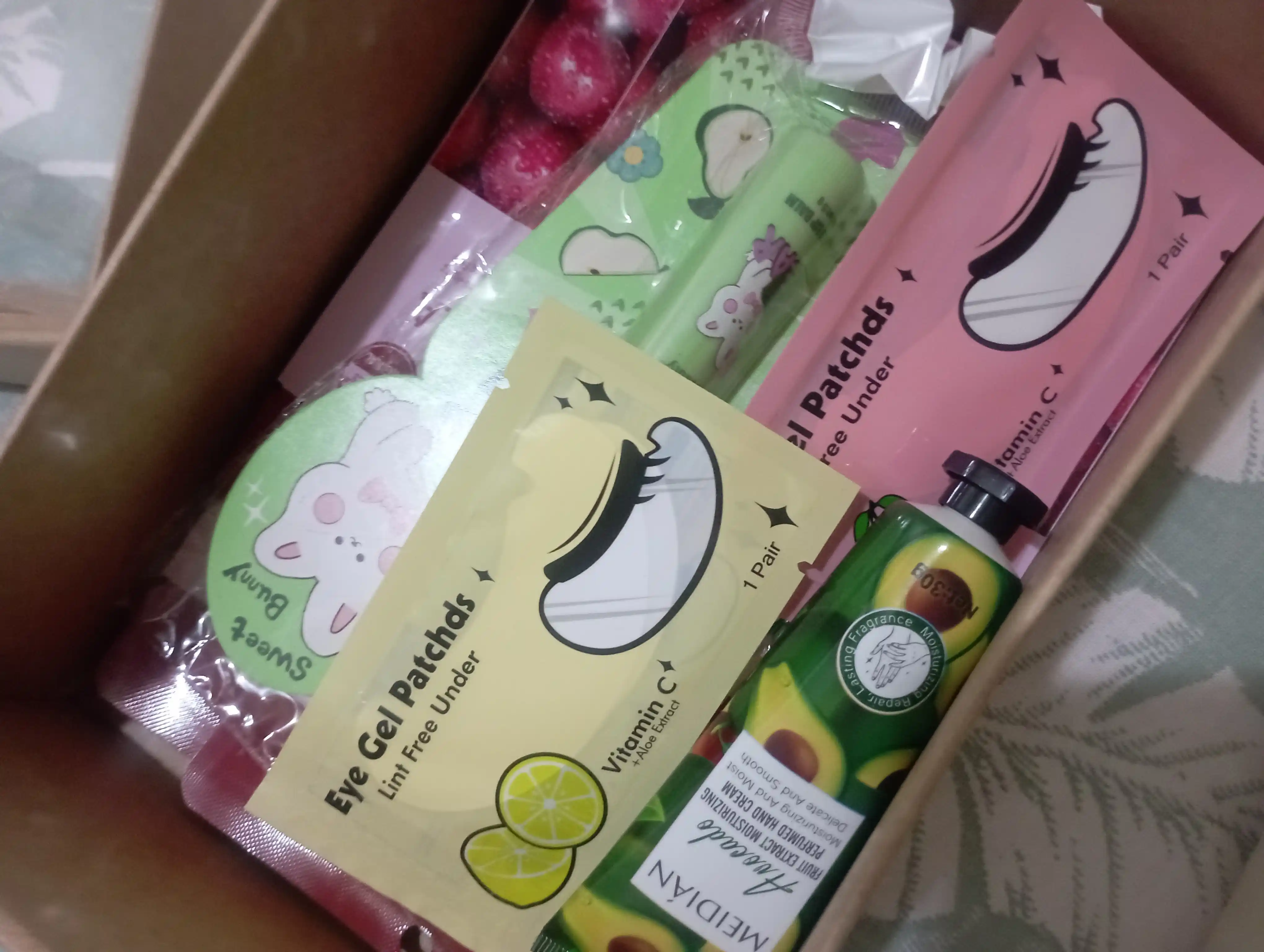 Kosmetika sovg'a to'plami Beauty Box, yuz va tanani parvarish qilish 27 mahsulot