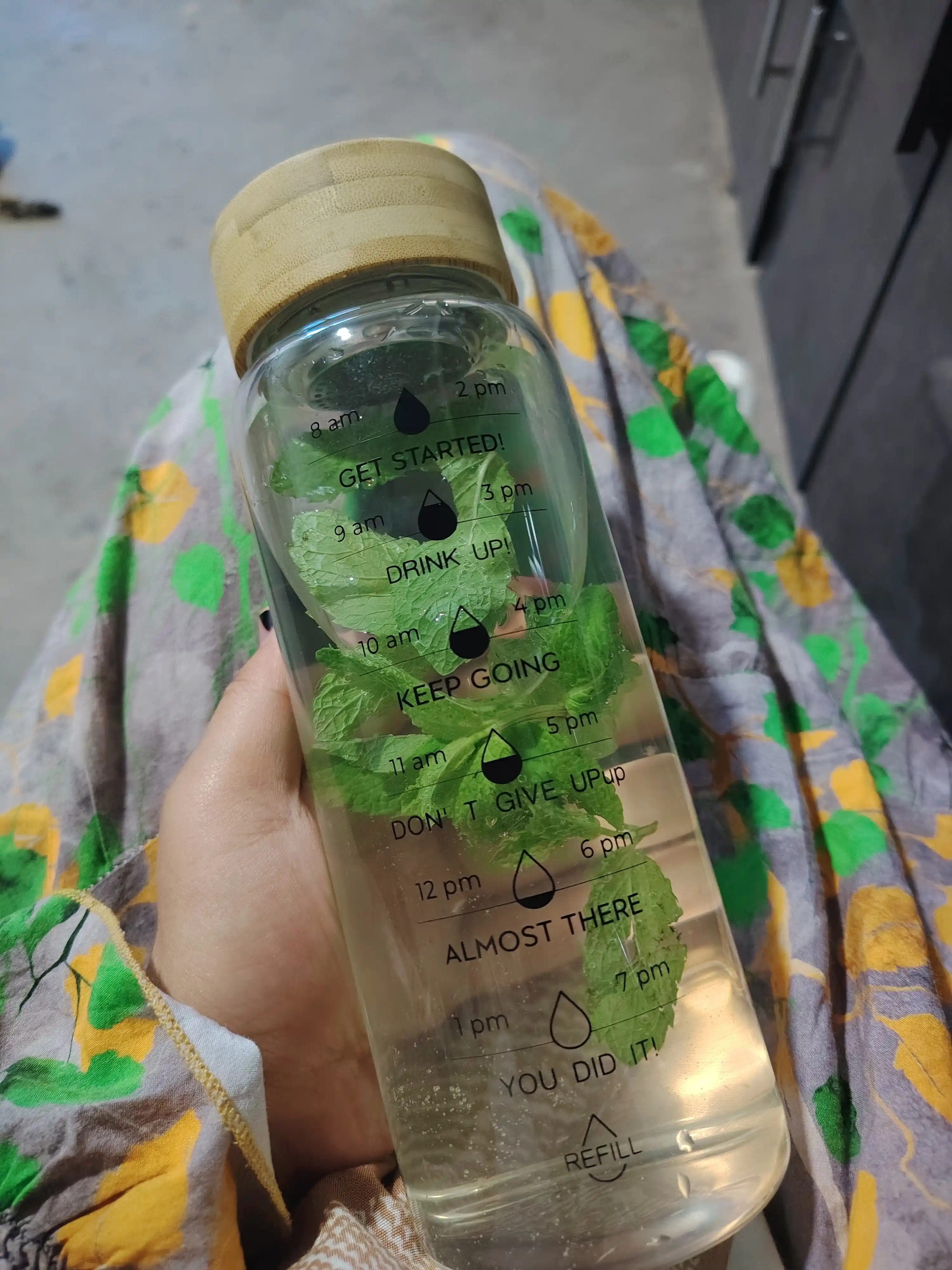 Стеклянная бутылка для воды, прозрачная, со шкалой