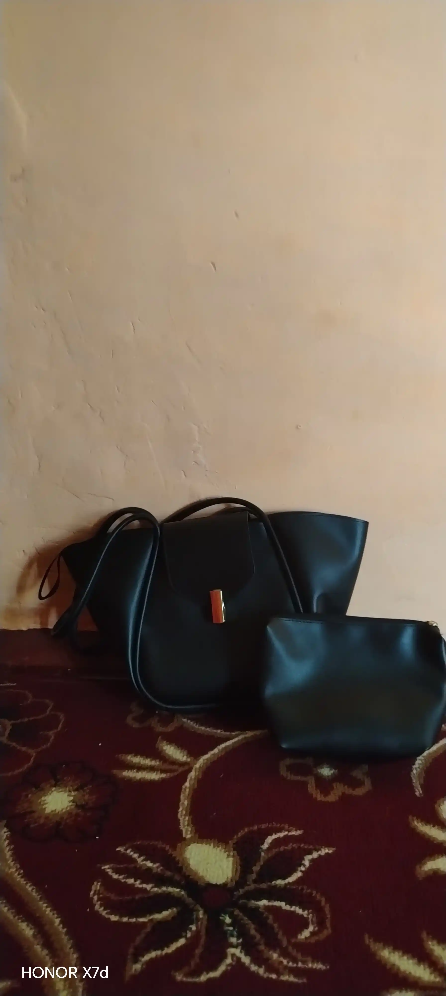 Ayollar uchun transformer shopper sumkasi, ekocharm, to‘plamda kosmetika bilan, sig‘imi A4