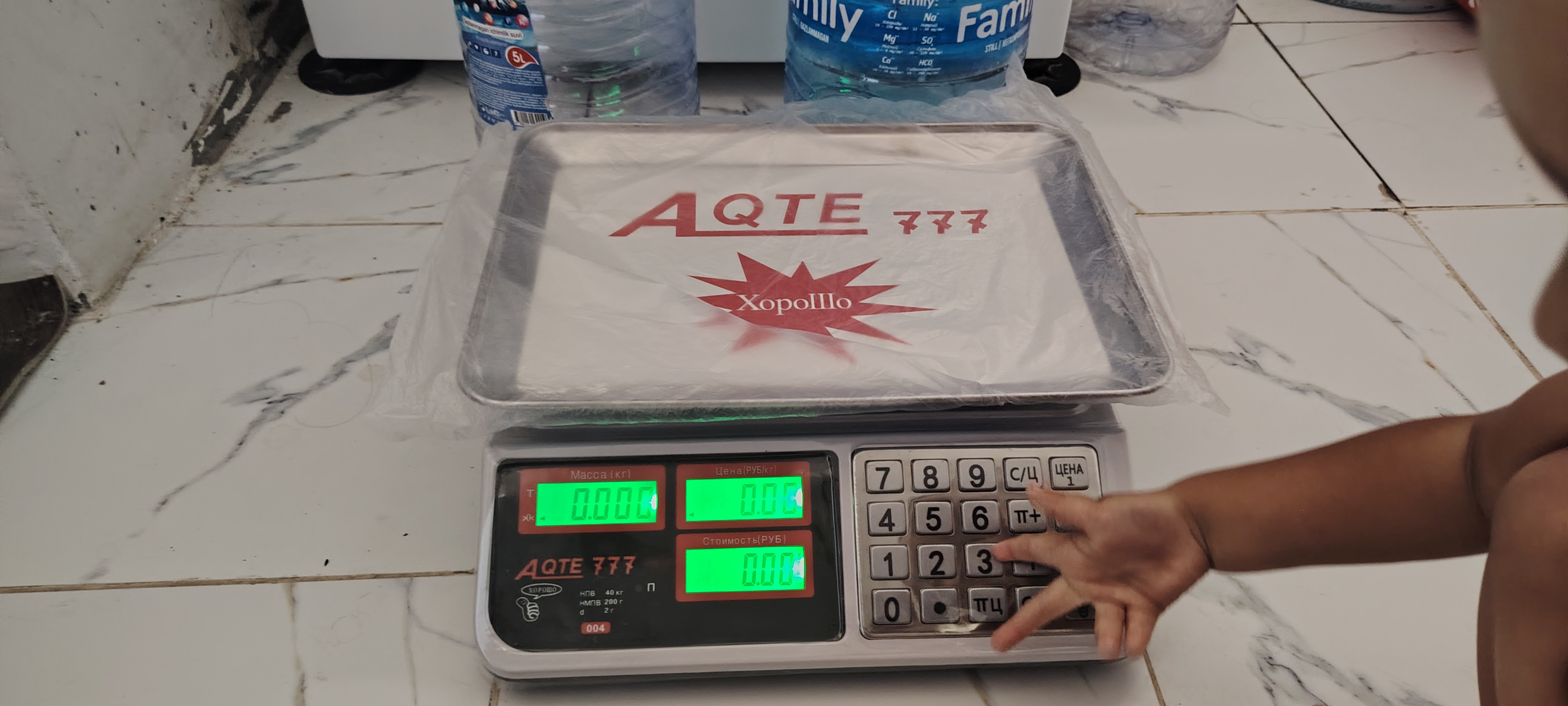 Elektron savdo tarozisi 40 kg — zanglamaydigan po'lat platforma, batareyali