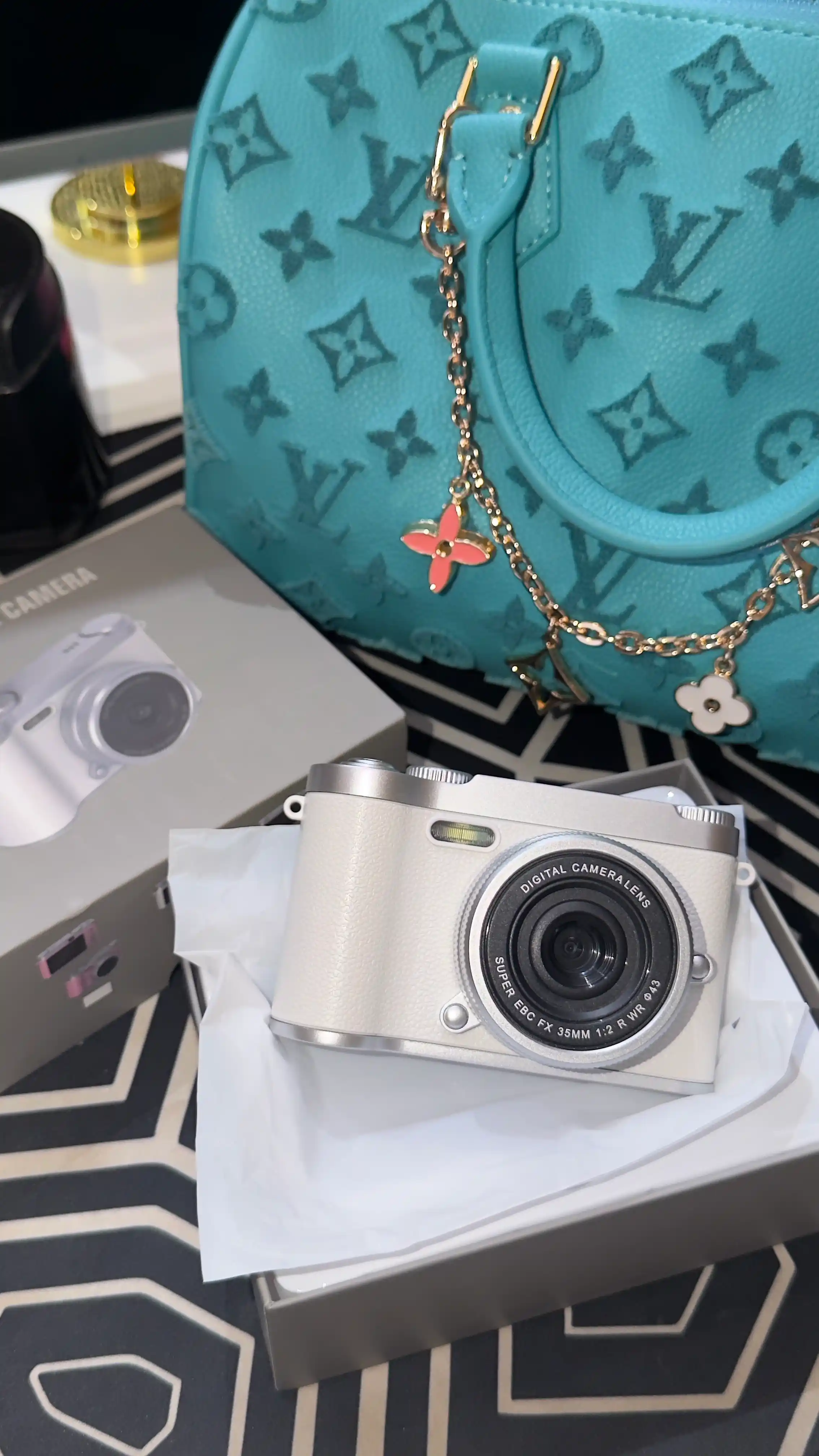 Portable digital point-and-shoot camera with HD 1080P, 8X digital zoom, AF focus