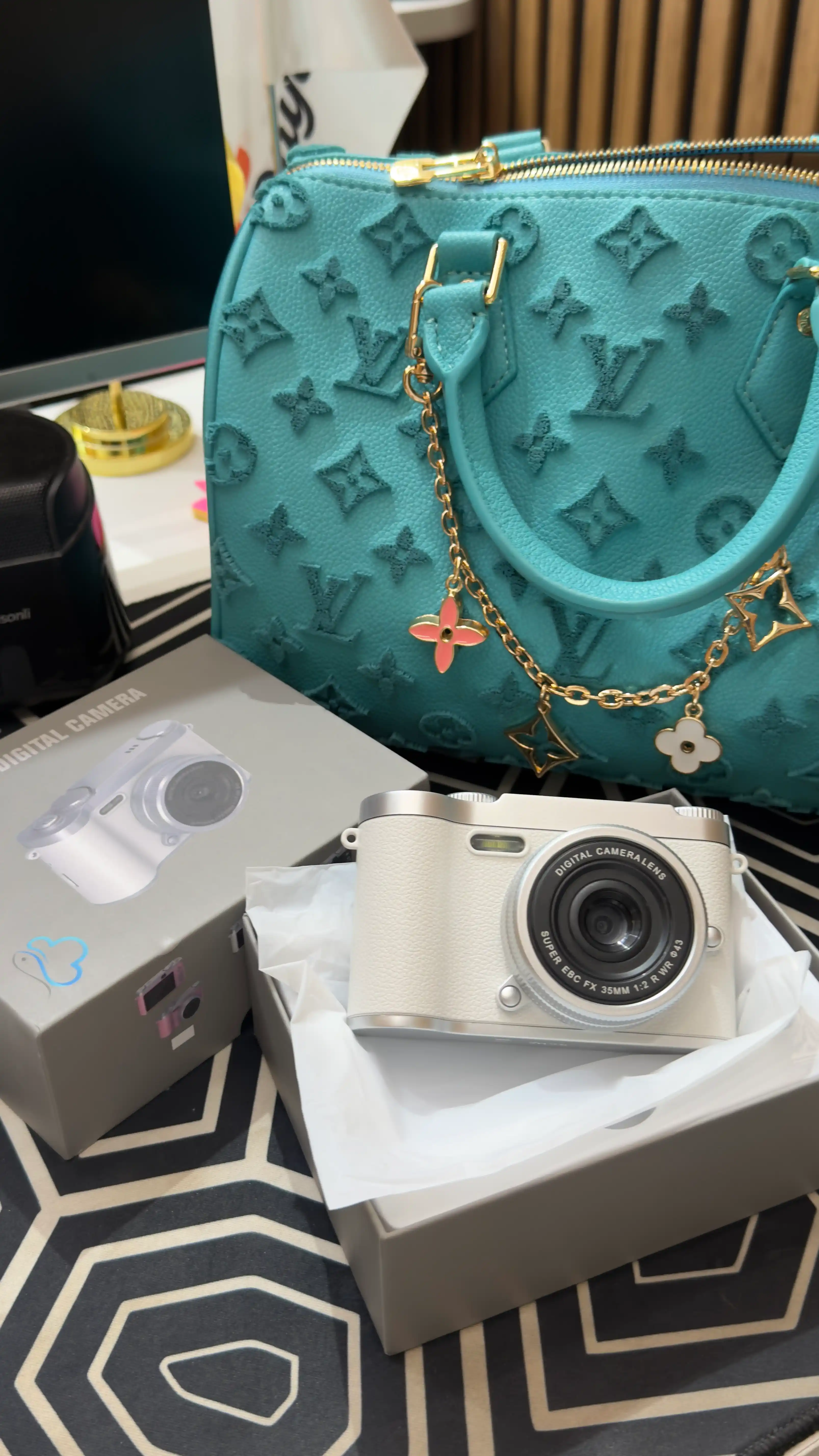 Portable digital point-and-shoot camera with HD 1080P, 8X digital zoom, AF focus