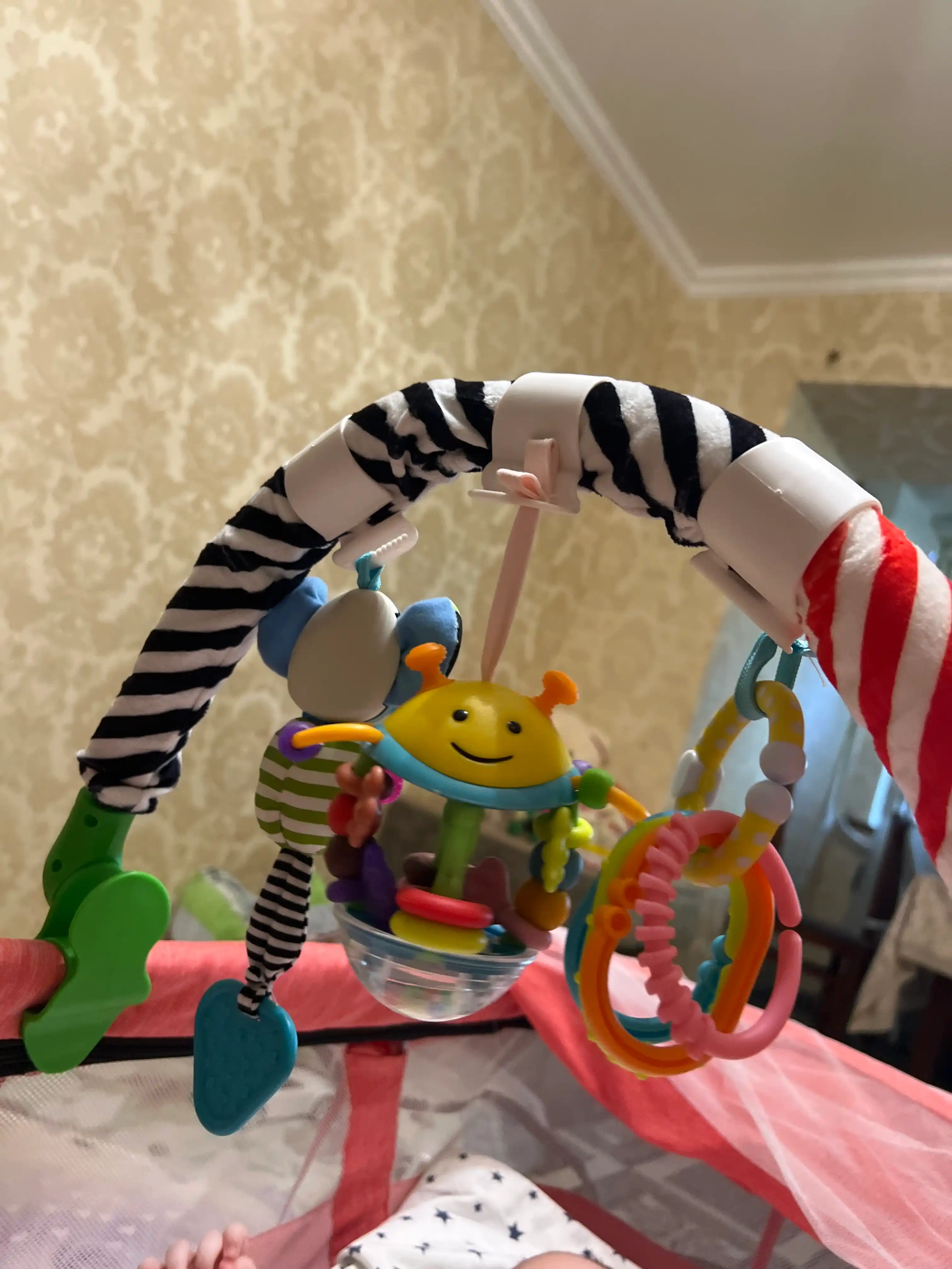 Развивающая дуга с игрушками 2 в 1 для коляски и кроватки, 0+