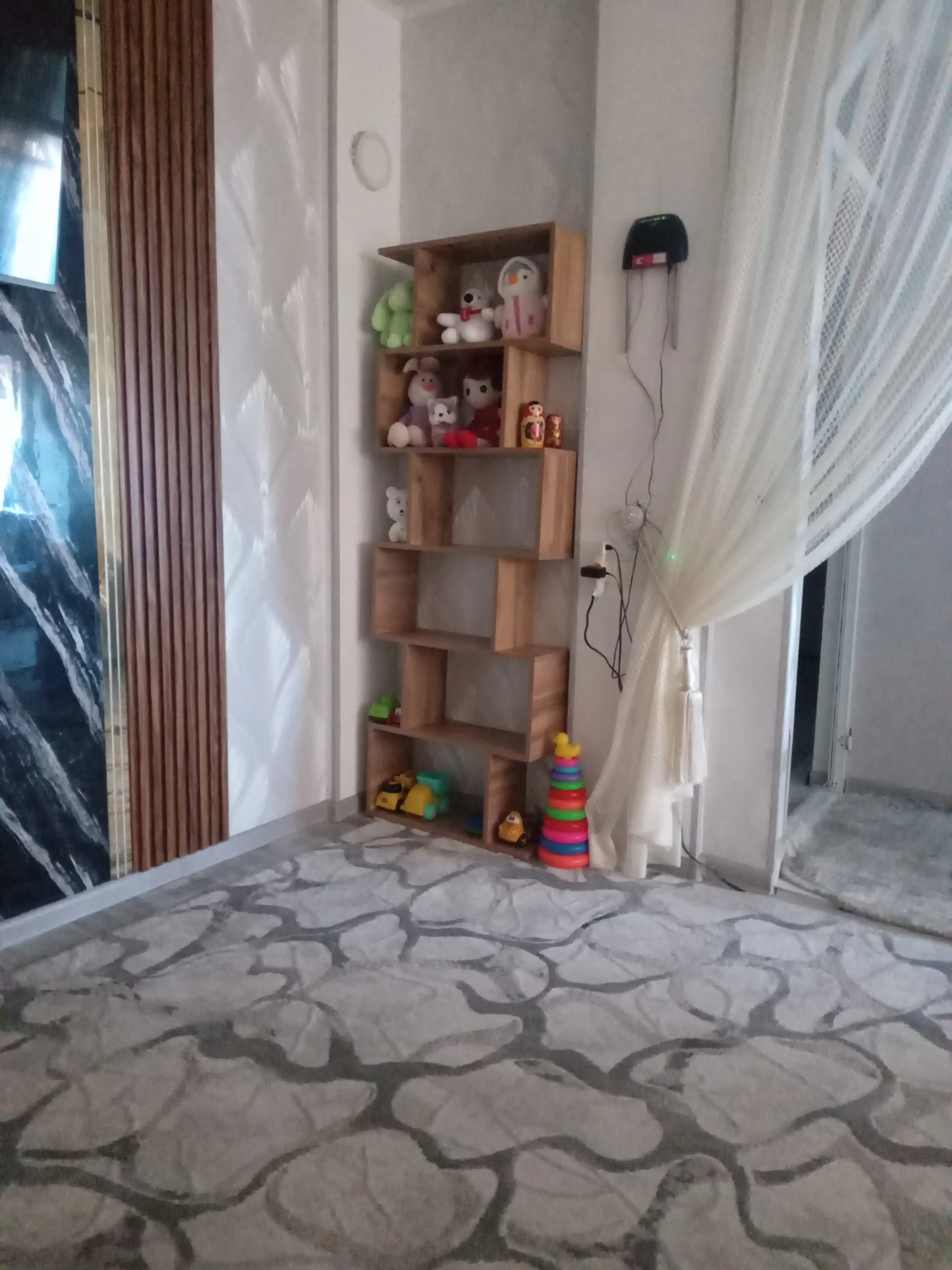 Rack - o'yinchoqlar va kitoblar uchun mebel yog'och zamin shkafi tokchasi