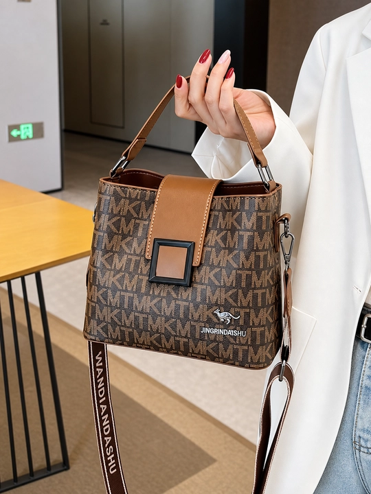 Ayollar uchun zamonaviy chelak sumkasi (Bucket bag) - Bosma va keng to‘qimachilik tasmasi bilan