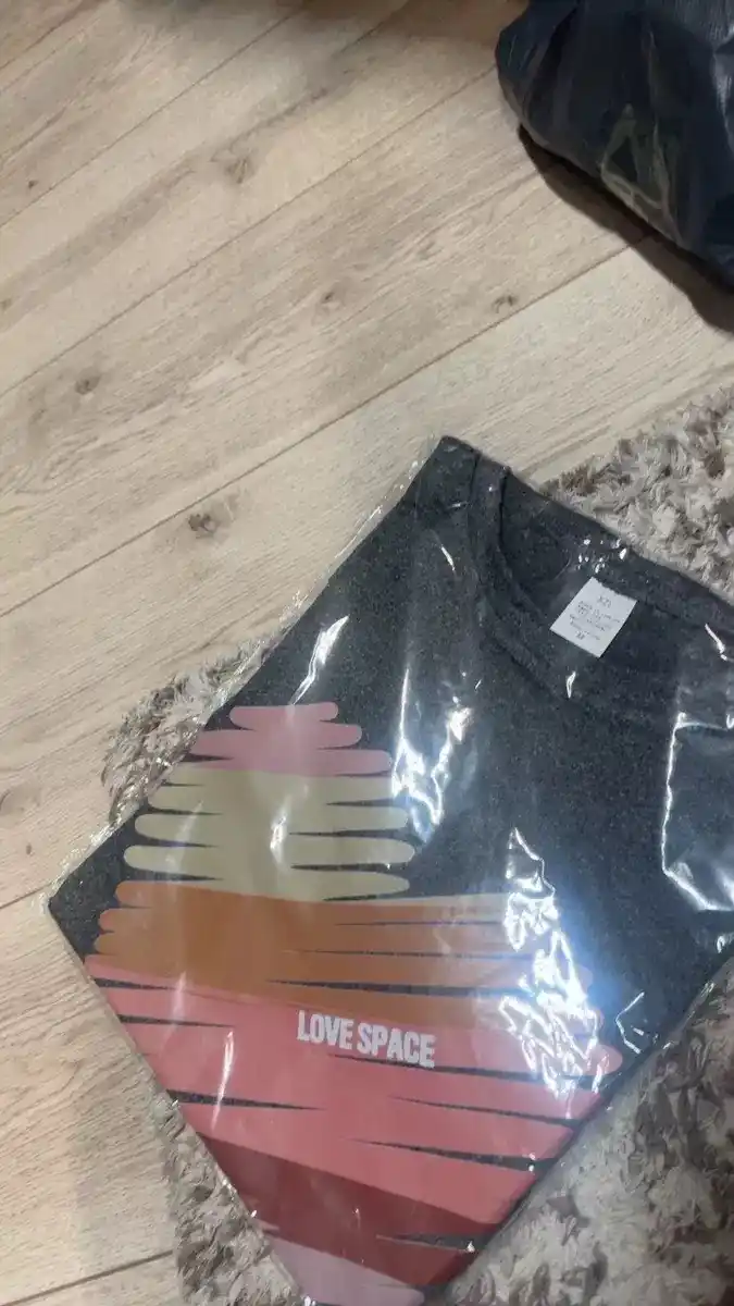 Ayollar futbolkasi