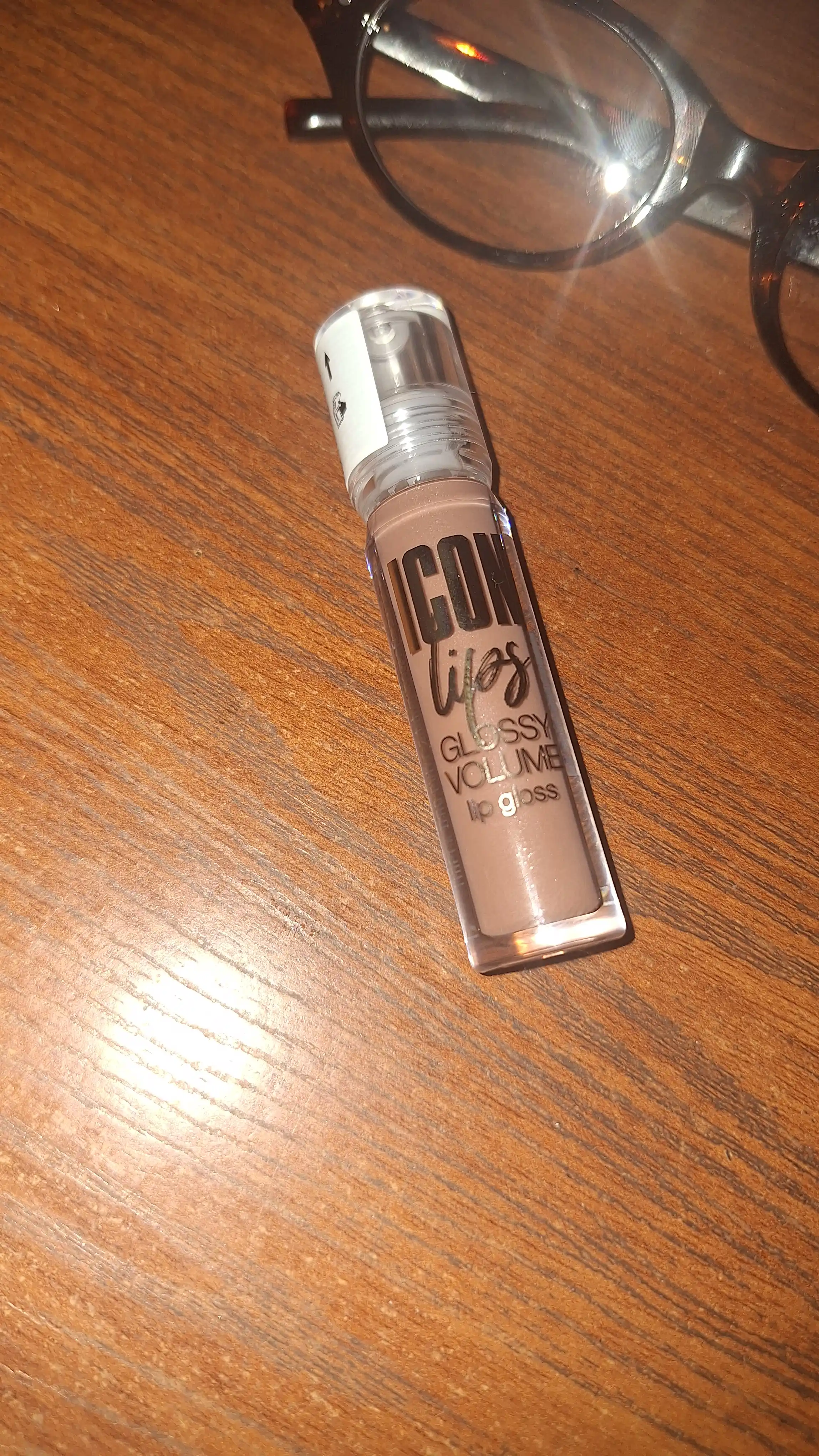 Hajm effekti bilan lab uchun yaltiroqlik LUXVISAGE ICON Lips Glossy Volume, LUXVISAGE