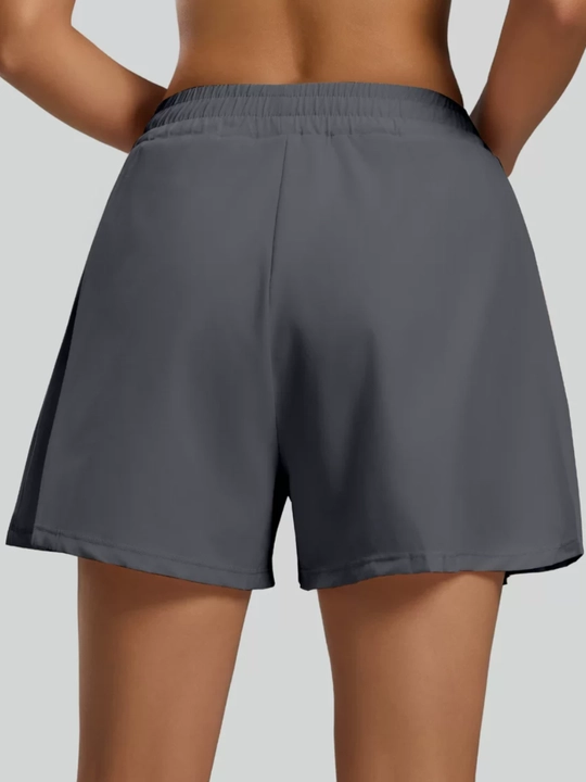 Ayollar sport shortigi, ikki qavatli, velosipedlar bilan, baland o‘rindiqda, taytslar bilan