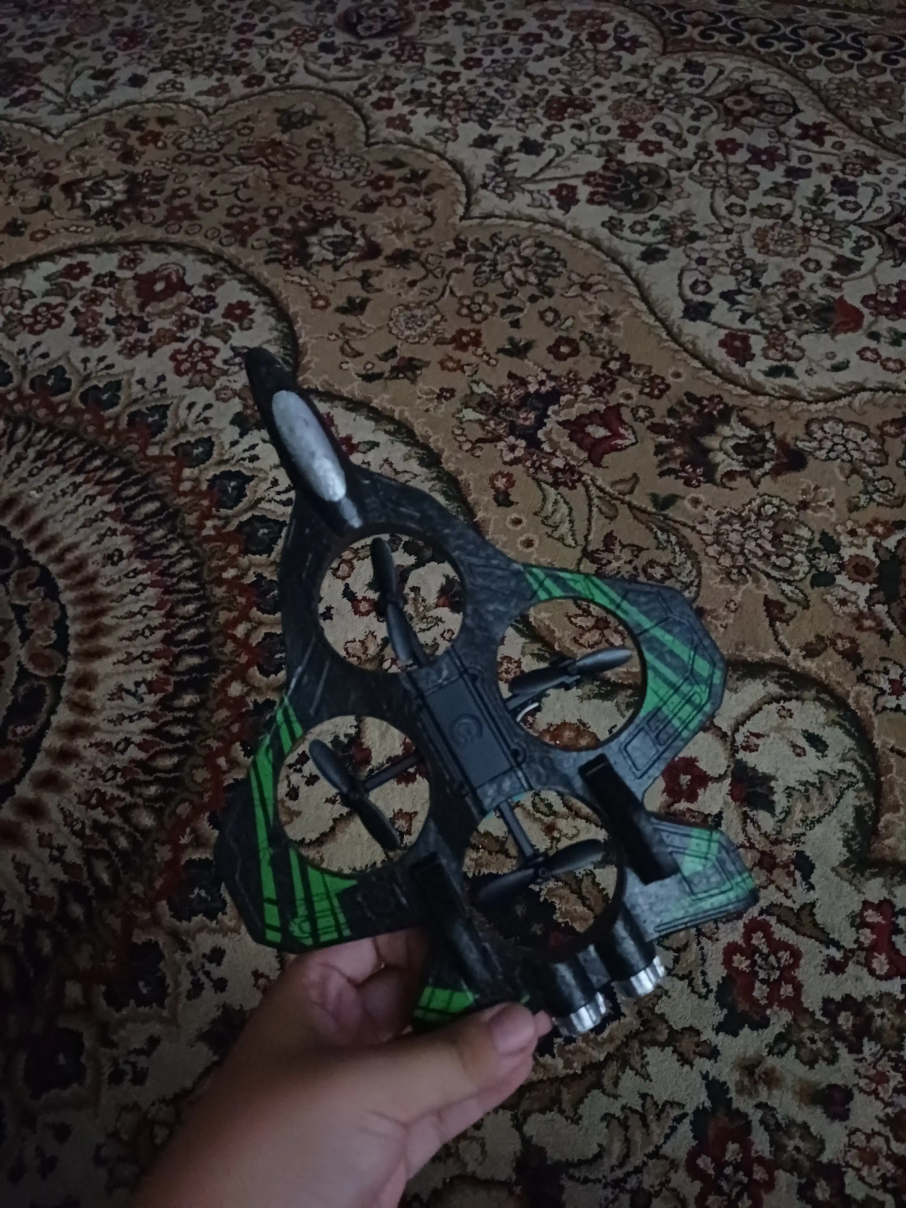 360° tryuklar va yorqin RGB yoritgichlarga ega, radio orqali boshqariladigan Fighter dron-samolyoti
