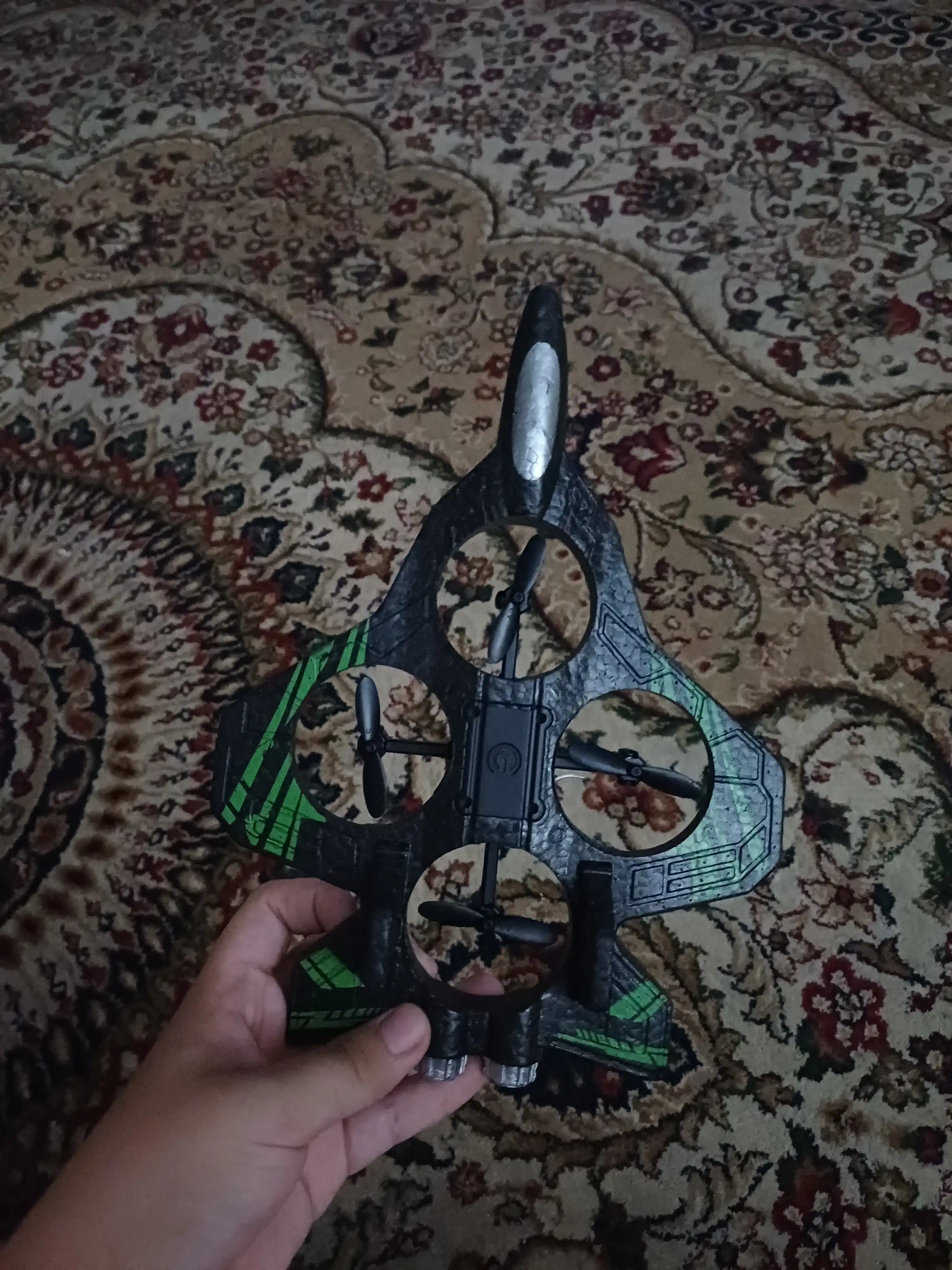 360° tryuklar va yorqin RGB yoritgichlarga ega, radio orqali boshqariladigan Fighter dron-samolyoti