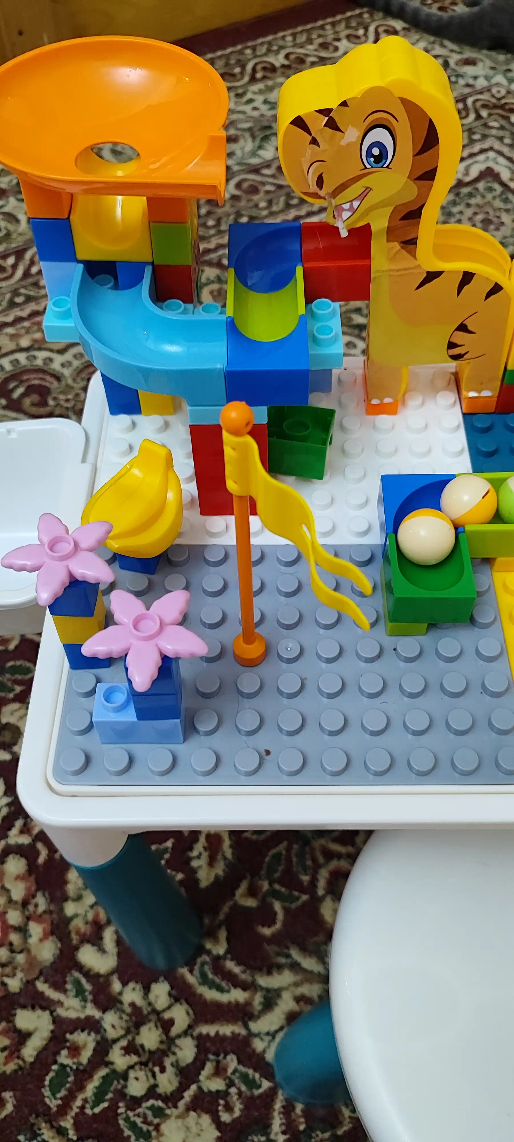 Bolalar stoli va stul, to‘plamda lego kubiklari bilan