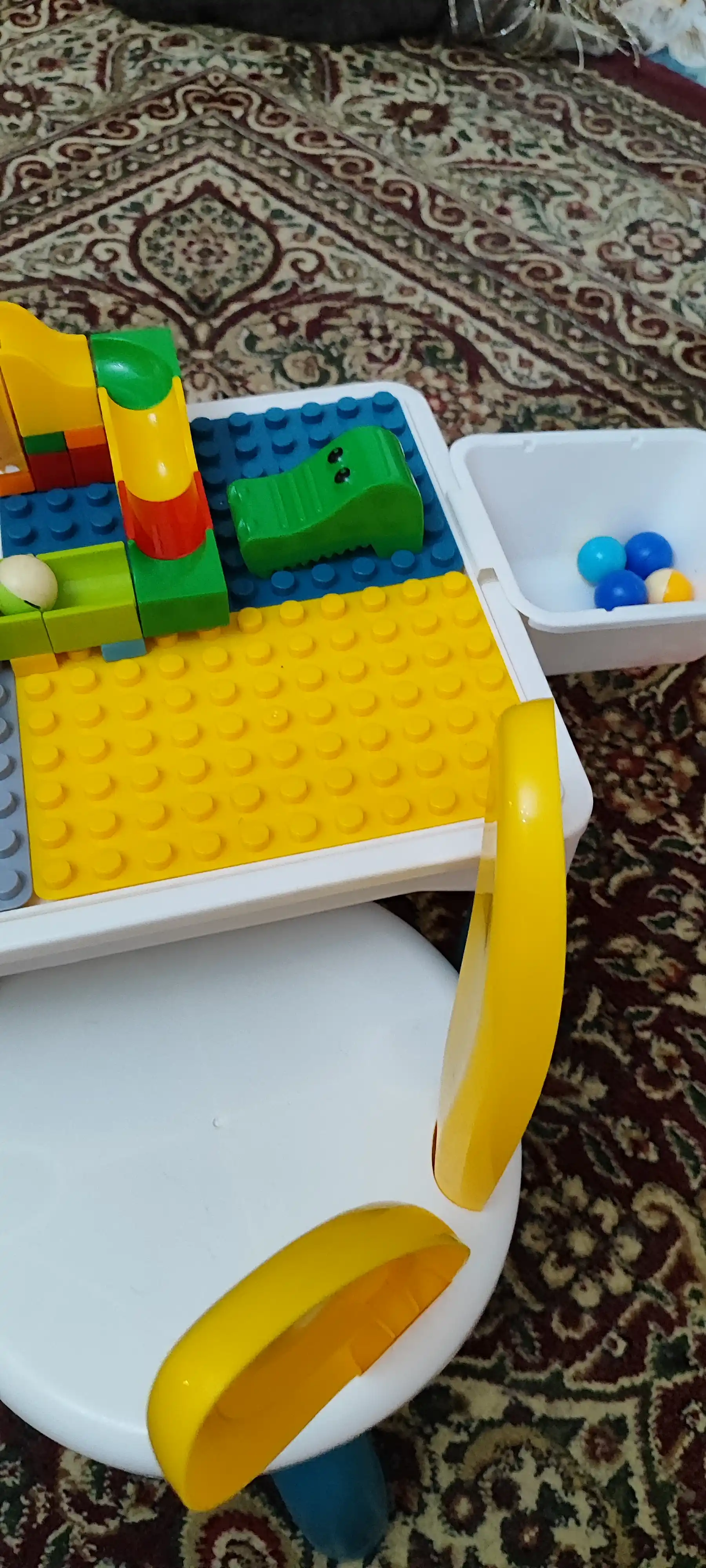Bolalar stoli va stul, to‘plamda lego kubiklari bilan