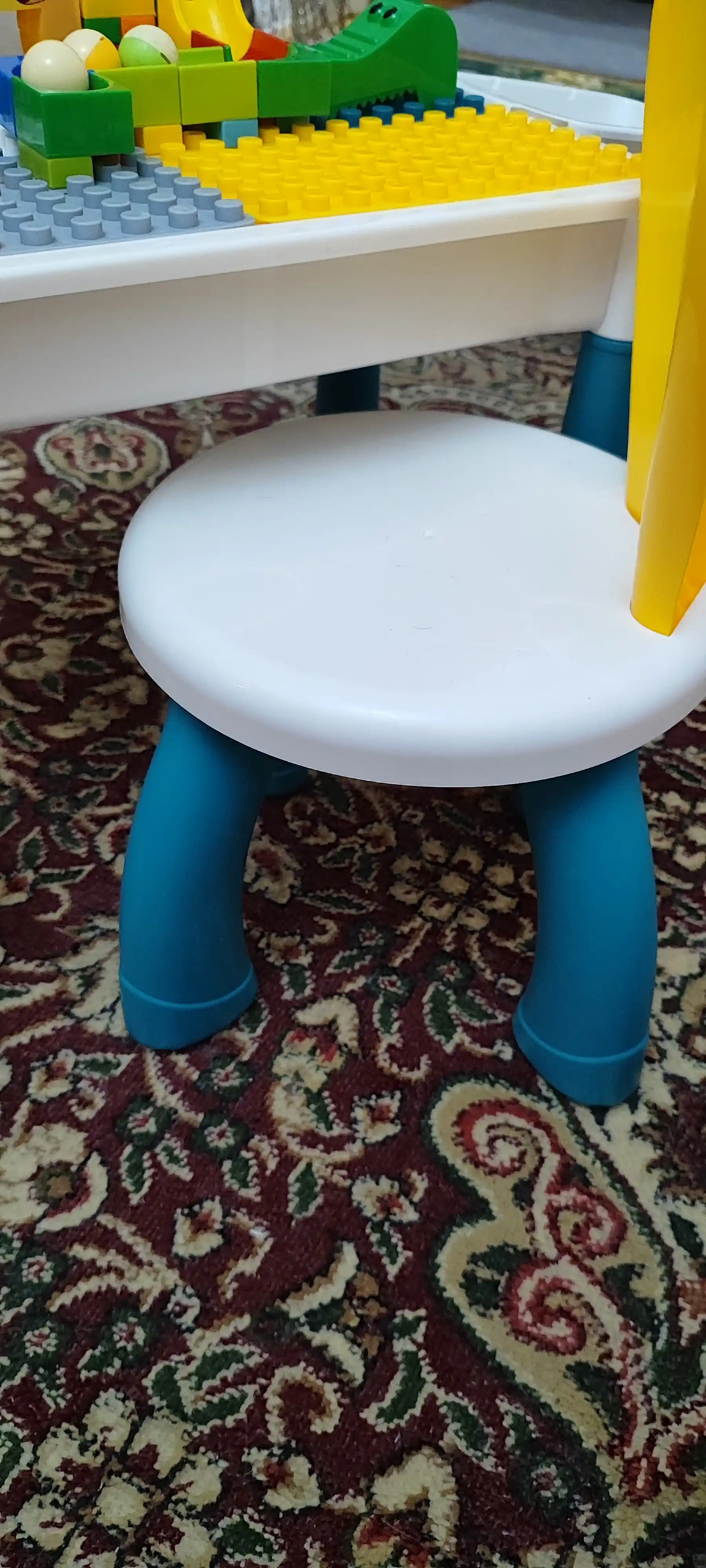 Bolalar stoli va stul, to‘plamda lego kubiklari bilan