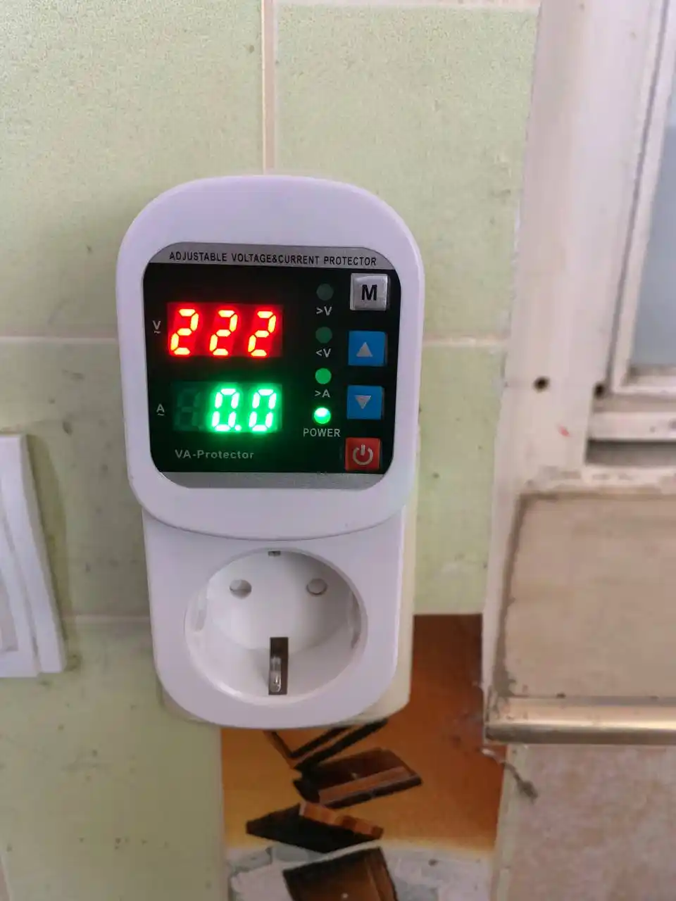 220V rozetka uchun 16A kuchlanish va tok relesi,sakrashlardan himoya,voltmetr va ampermetr