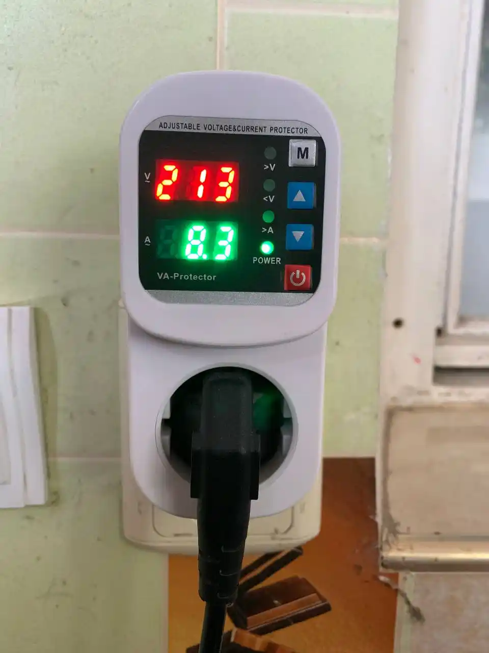 220V rozetka uchun 16A kuchlanish va tok relesi,sakrashlardan himoya,voltmetr va ampermetr