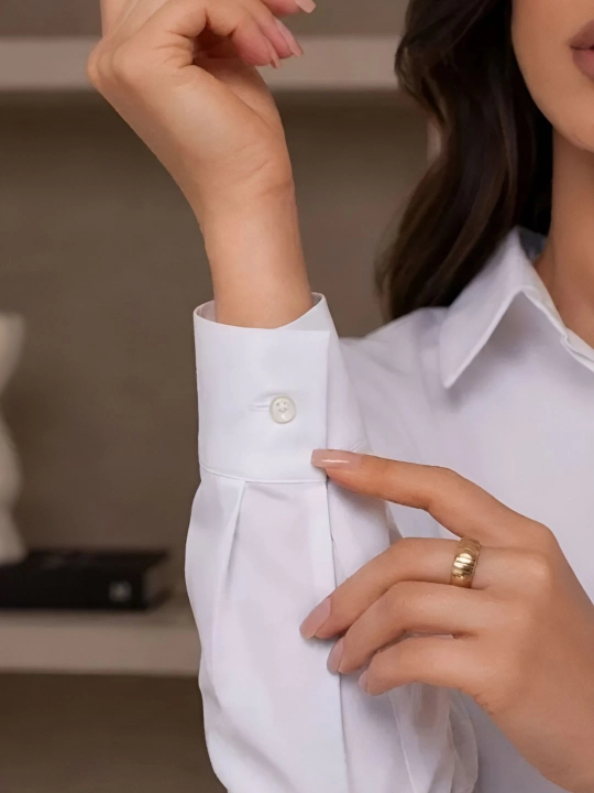 Ayollar uchun mo'ljallangan klassik oq ko'ylak. O'lcham standart M L XL
