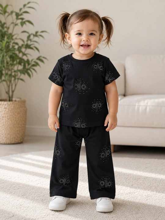 1,5 - 4 yoshgacha bo‘lgan qizlar uchun pijama, to‘plam: futbolka va keng palatsso shimi