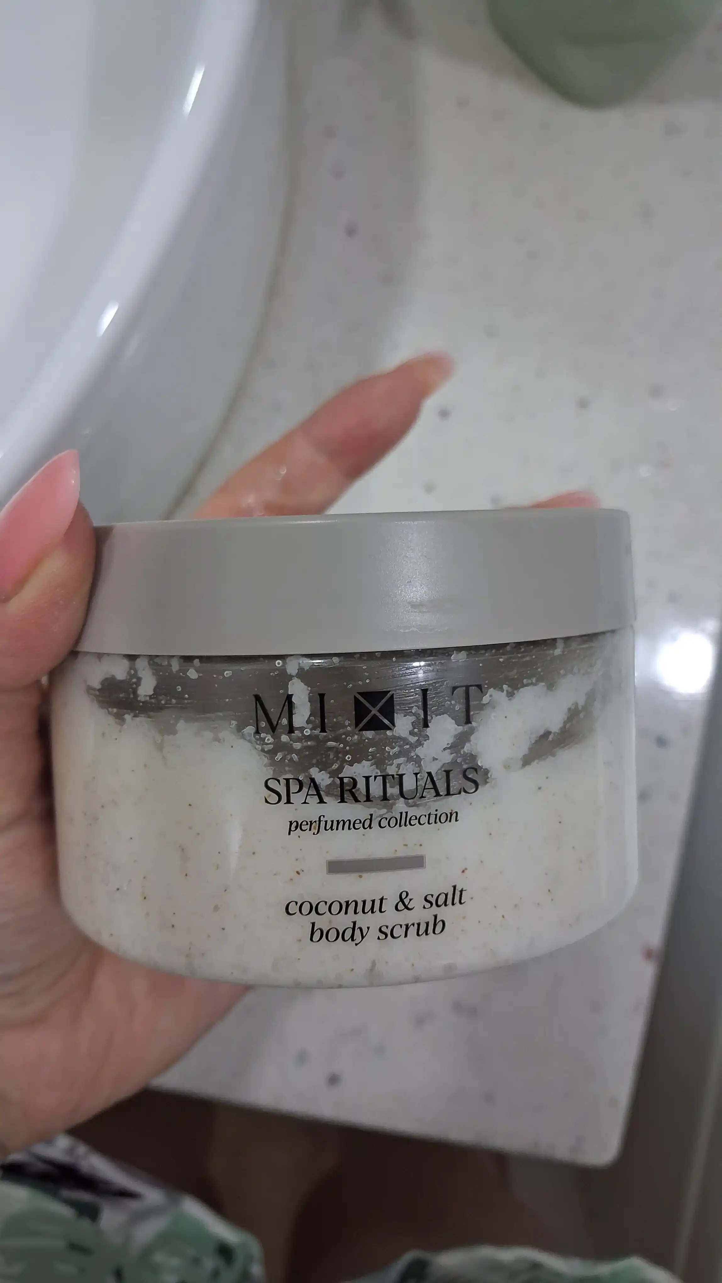 Kokos va dengiz tuzi bilan tana skrabi MIXIT Spa Rituals Coconut & Salt, 300 g