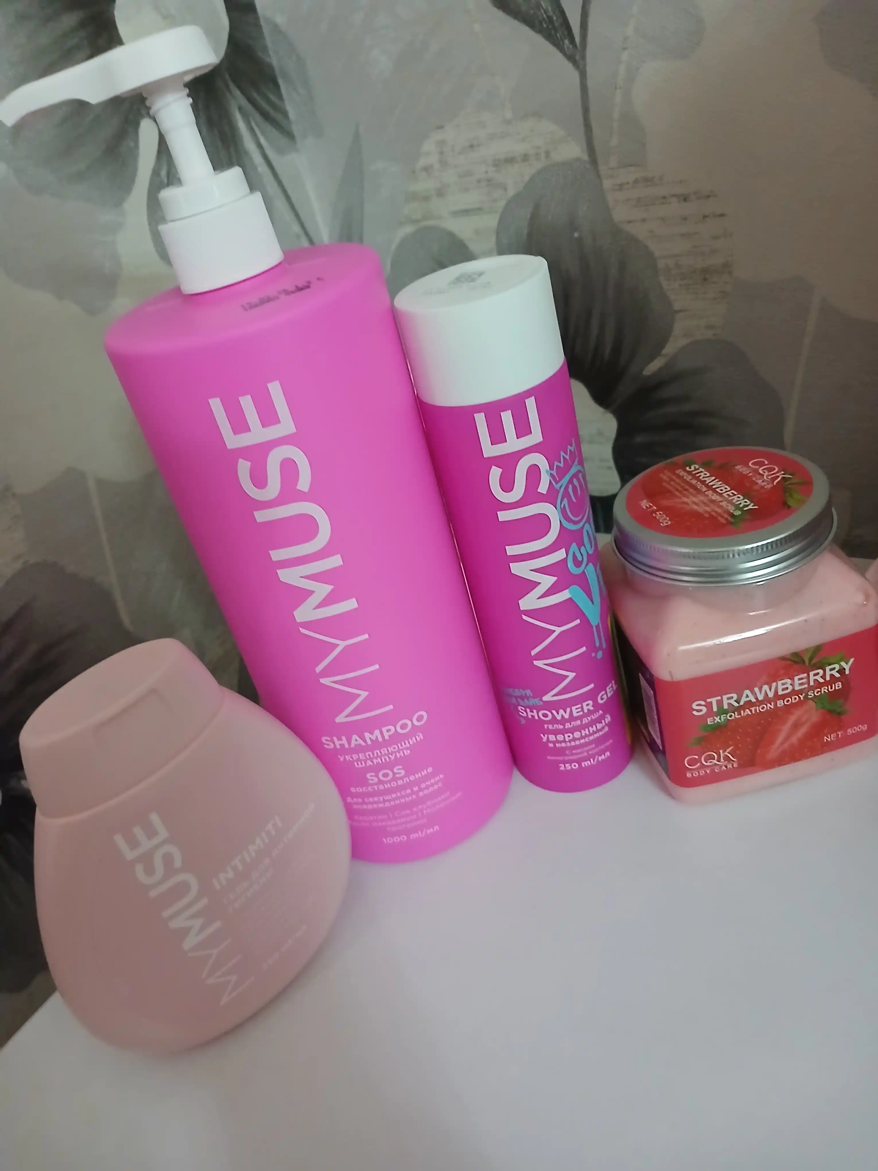 Скраб для лица и тела Sherbet Body Scrub, с экстрактом малины и клубники, 500 / 350 гр